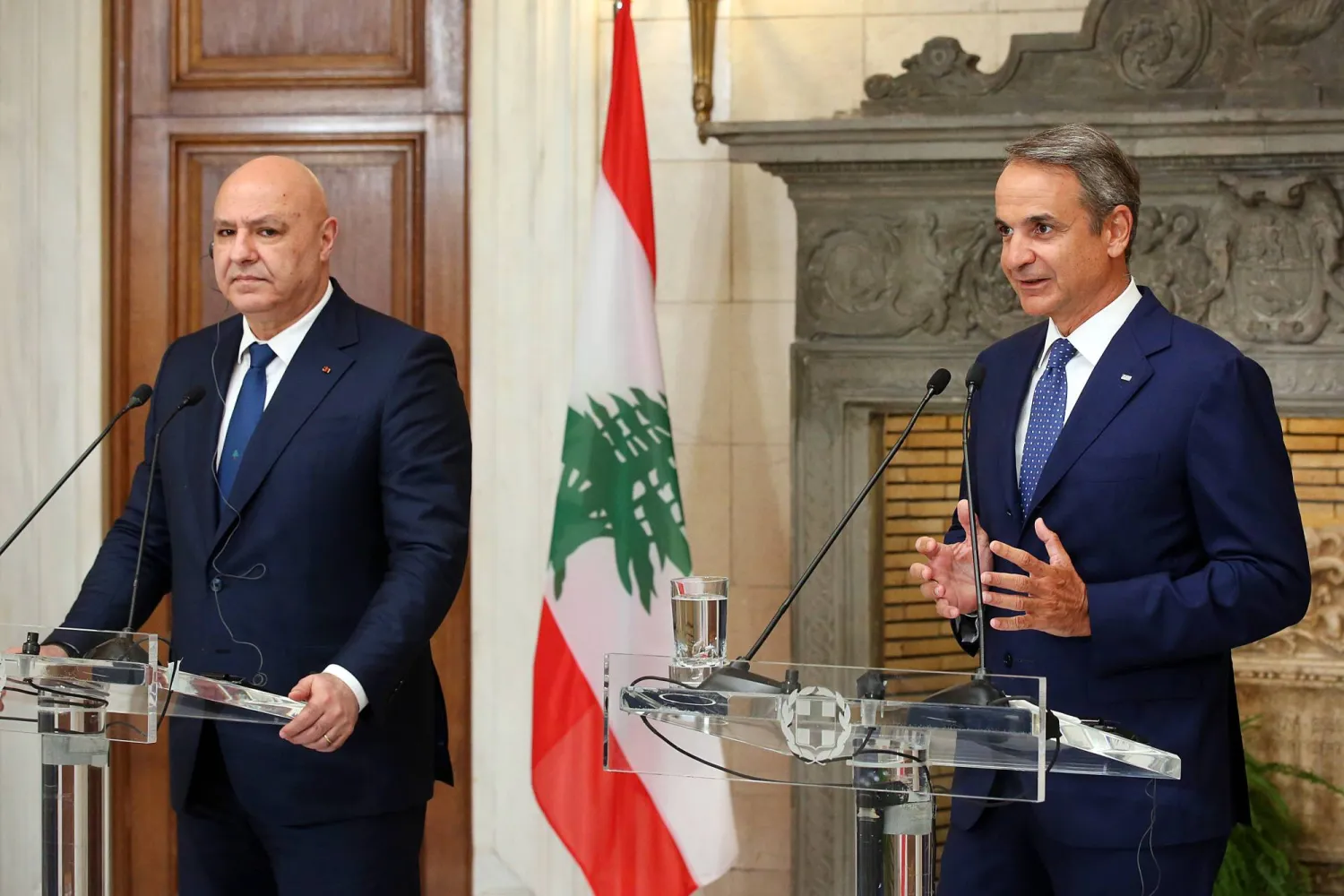 الرئيس اللبناني جوزيف عون ورئيس الوزراء اليوناني كيرياكوس ميتسوتاكيس خلال مؤتمر صحافي مشترك عقب اجتماعهما في أثينا باليونان (إ.ب.أ)