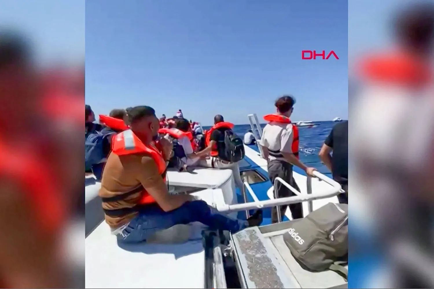 تُظهر هذه اللقطة المأخوذة من فيديو وزعته وزارة الشؤون الداخلية في 30 أغسطس 2026 ركاباً ينتظرون الإنقاذ في البحر بعد غرق العبّارة التي كانوا يستقلونها عقب مغادرتها ميناء كيرينيا في جمهورية شمال قبرص التركية (أ.ف.ب)