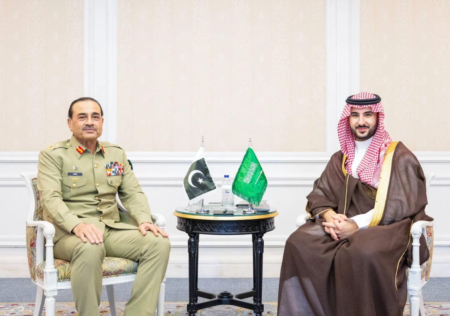 وزير الدفاع السعودي الأمير خالد بن سلمان لدى لقائه قائد الجيش الباكستاني عاصم منير في إسطنبول الاثنين (واس)