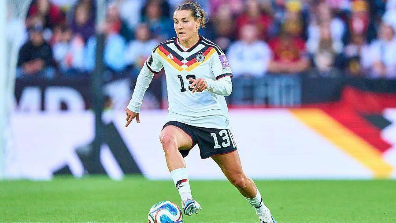 المدافعة الألمانية الدولية كارلوتا فامسر (منتخب ألمانيا)