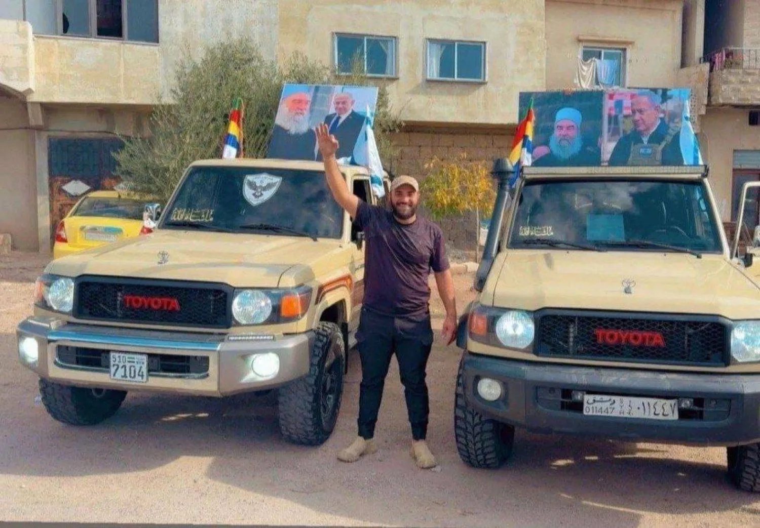 صورة أرشيفية لرفع صورة رئيس الوزراء الإسرائيلي بنيامين نتنياهو مع صورة الشيخ حكمت الهجري من قِبل الموالين بالسويداء