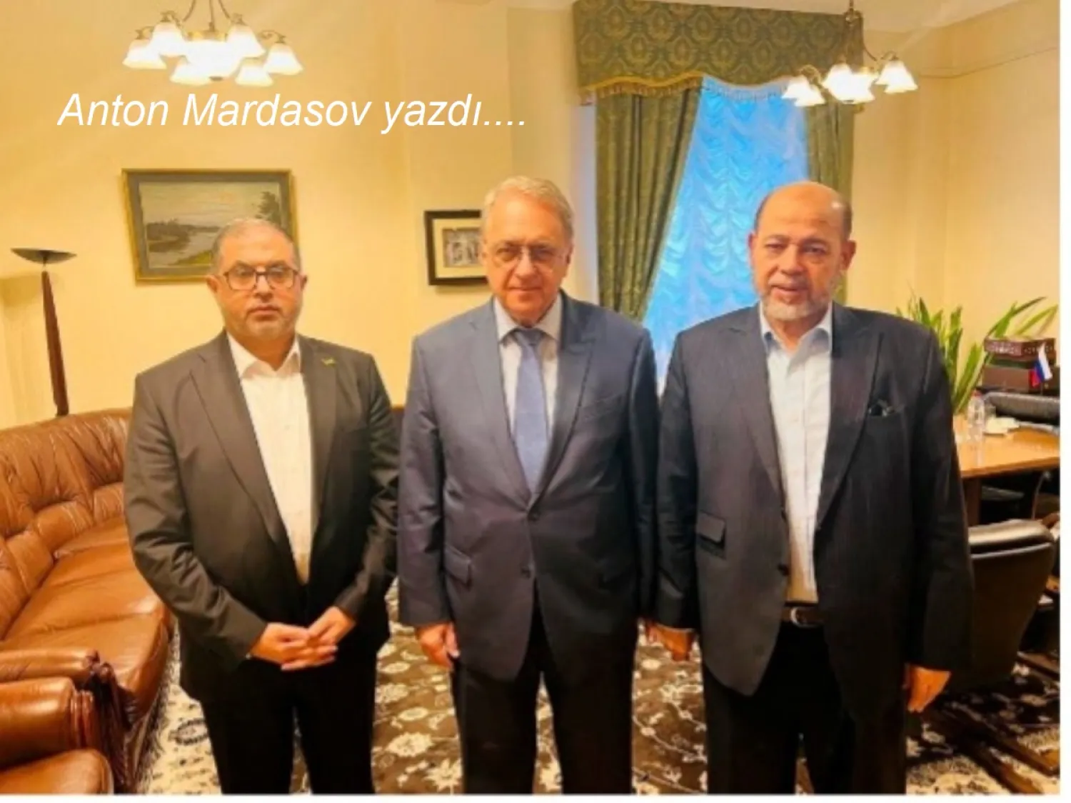 Hamas'ın iki üst düzey lideri Basem Naim ve Musa Ebu Marzuk, Moskova'da Rusya Dışişleri Bakan Yardımcısı Mihail Bogdanov ile yabancı rehinelerin serbest bırakılması konusunda görüştü, 26 Ekim 2023 (Reuters)