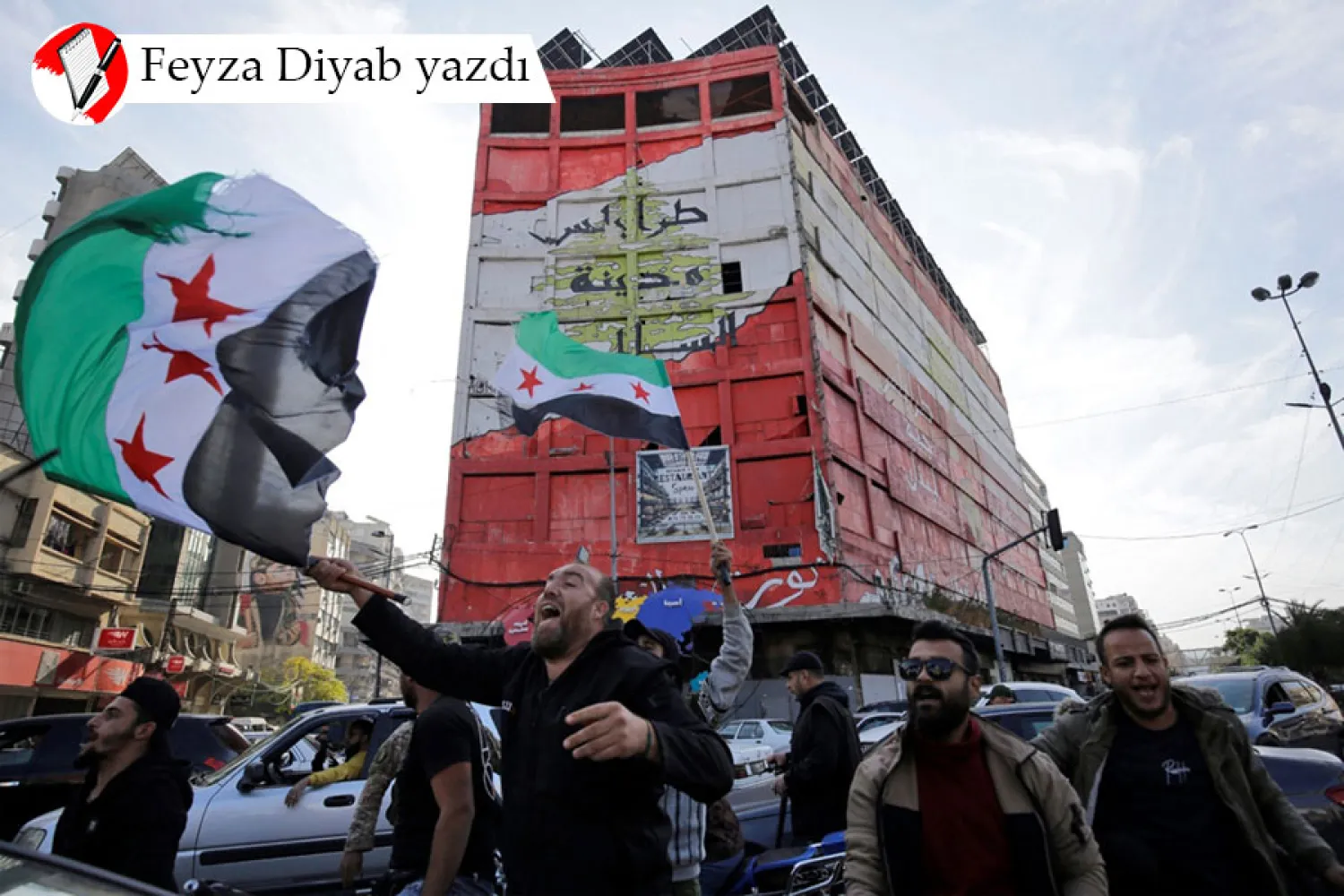 Suriyeliler ve Lübnanlılar, 8 Aralık 2024 tarihinde Lübnan’ın kuzeyindeki Trablus şehrinde Suriye rejiminin düşüşünü kutlarken (AFP)