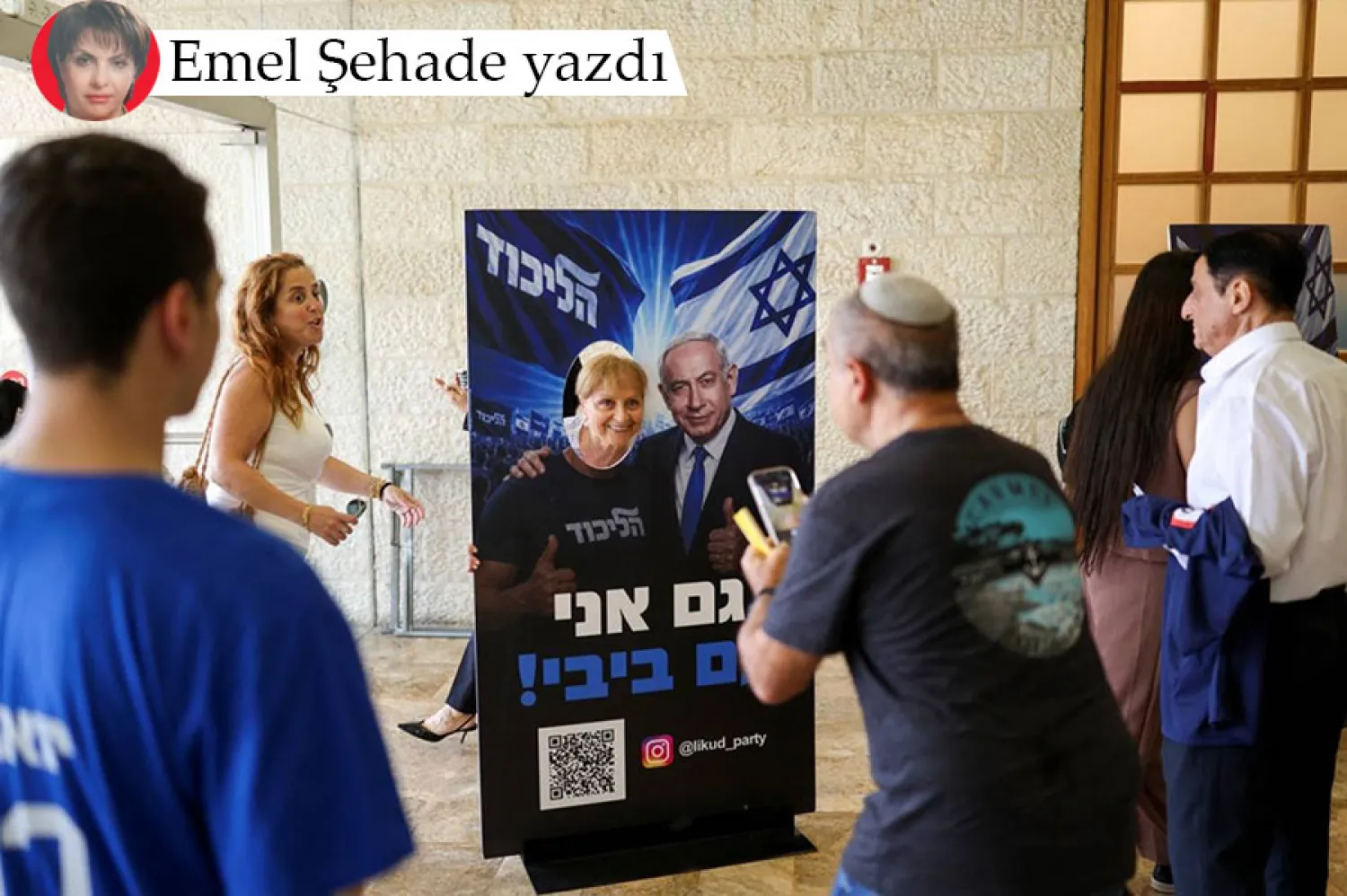Knesset seçimleri öncesinde Likud Partisi ön seçimlerinde bir İsrailli kadın Netanyahu'nun seçim afişiyle poz veriyor, 17 Ağustos Pazartesi (Reuters)