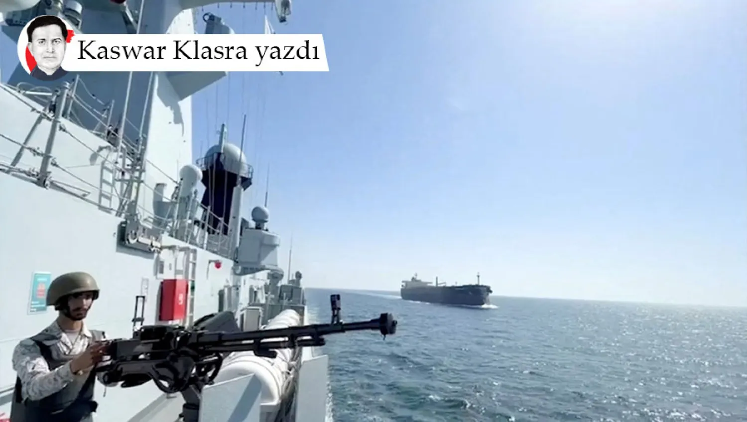 Bilinmeyen bir konumda, ABD-İsrail ve İran savaşı çerçevesinde, başlıca deniz rotalarını tehdit eden bölgesel gerginlikler sırasında, ‘Deniz Muhafızı’ adı verilen bir deniz güvenlik operasyonu kapsamında ticari bir gemiye eşlik eden Pakistan Deniz Kuvvetleri'ne ait bir gemide Pakistanlı bir denizci, 9 Mart 2026 (Reuters)