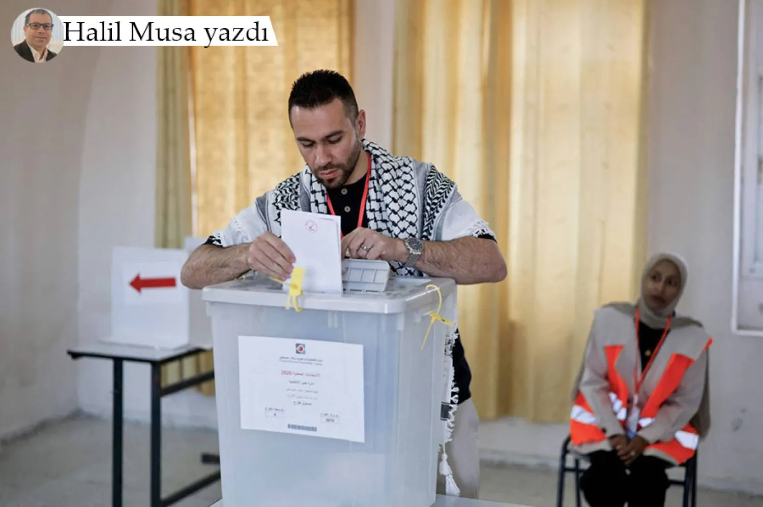 Batı Şeria'da daha önce yapılan seçimlerde oy kullanan Filistinli bir genç (AFP)