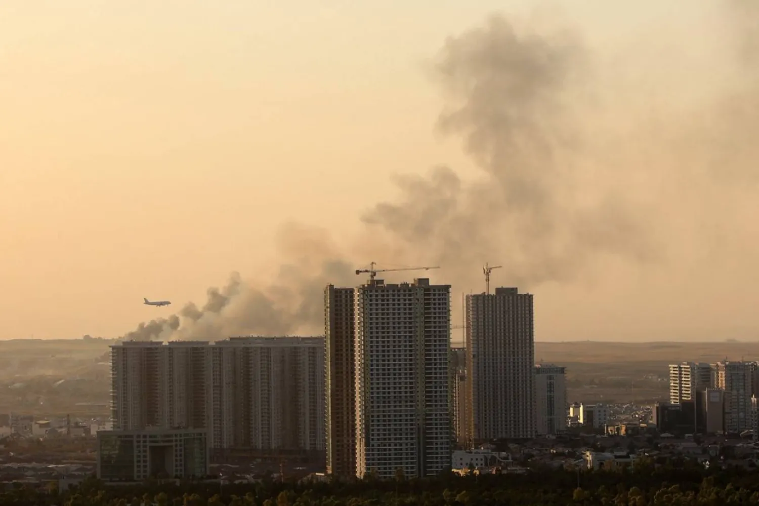 Erbil’de havaalanı yakınlarında meydana gelen patlamanın ardından yükselen duman (AFP)Erbil’de havaalanı yakınlarında meydana gelen patlamanın ardından yükselen duman (AFP)
