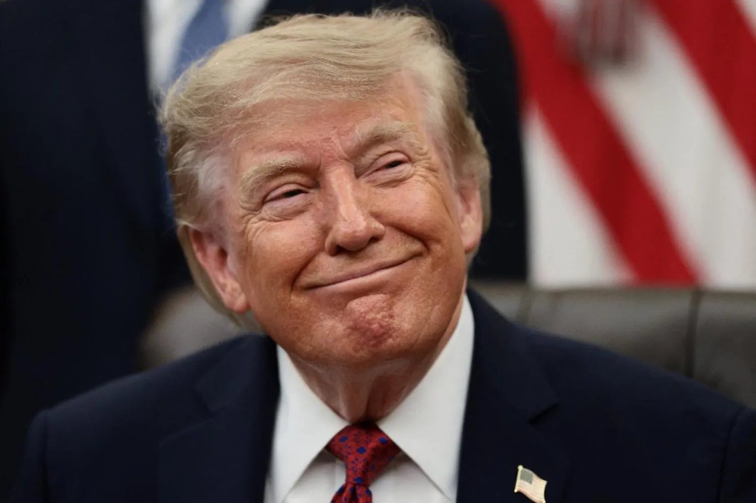 ABD Başkanı Donald Trump, makamını kendisini zenginleştirmek ve arkadaşlarını ödüllendirmek için kullanmakla suçlanıyor (Reuters)