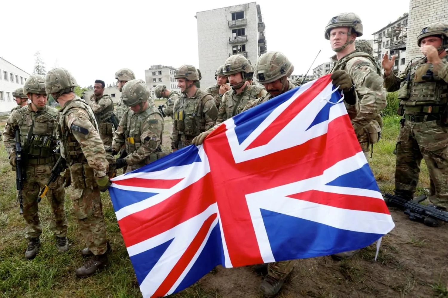 Britanya Ordusu'na, hemen görevlendirilmeyecek personelin eğitimini durdurma talimatı verildi (Reuters)