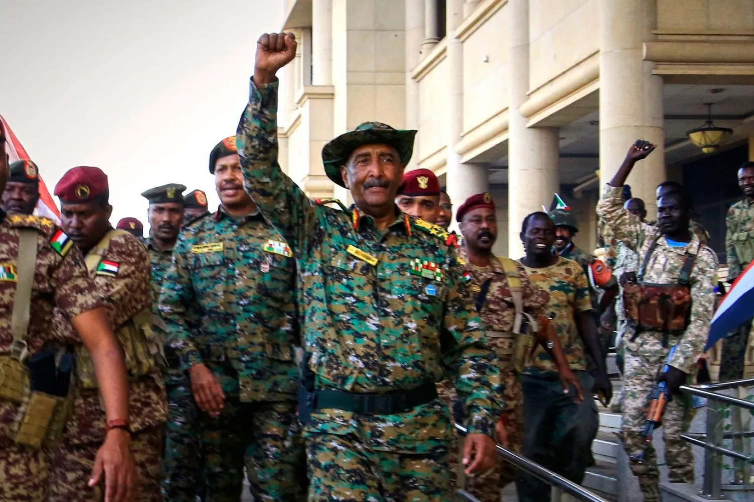 Sudan Egemenlik Konseyi Başkanı Abdulfettah el-Burhan'ın da aralarında olduğu yetkililer, yönetimin kimyasal silah ürettiği ya da kullandığı iddialarını reddediyor (AP)