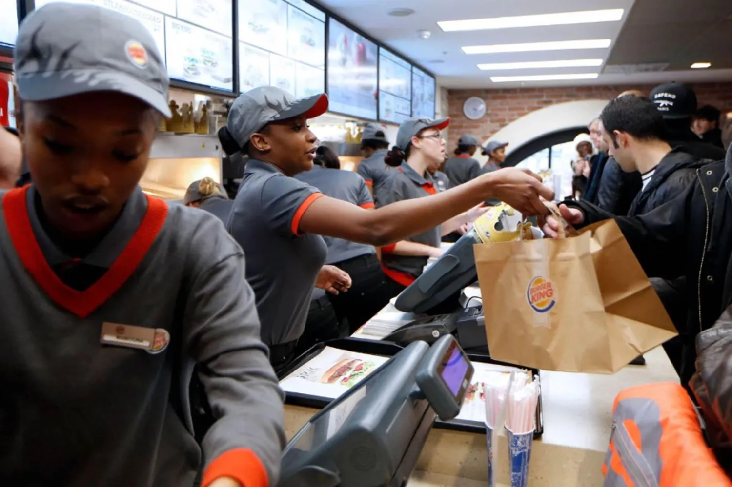 Burger King, McDonald's ve önde gelen diğer fast food zincirleri, yapay zeka ve teknoloji odaklı gelişmelerle müşterilerin insan odaklı misafirperverlik tercihleri arasındaki dengeyi gözden geçiriyor (AFP)