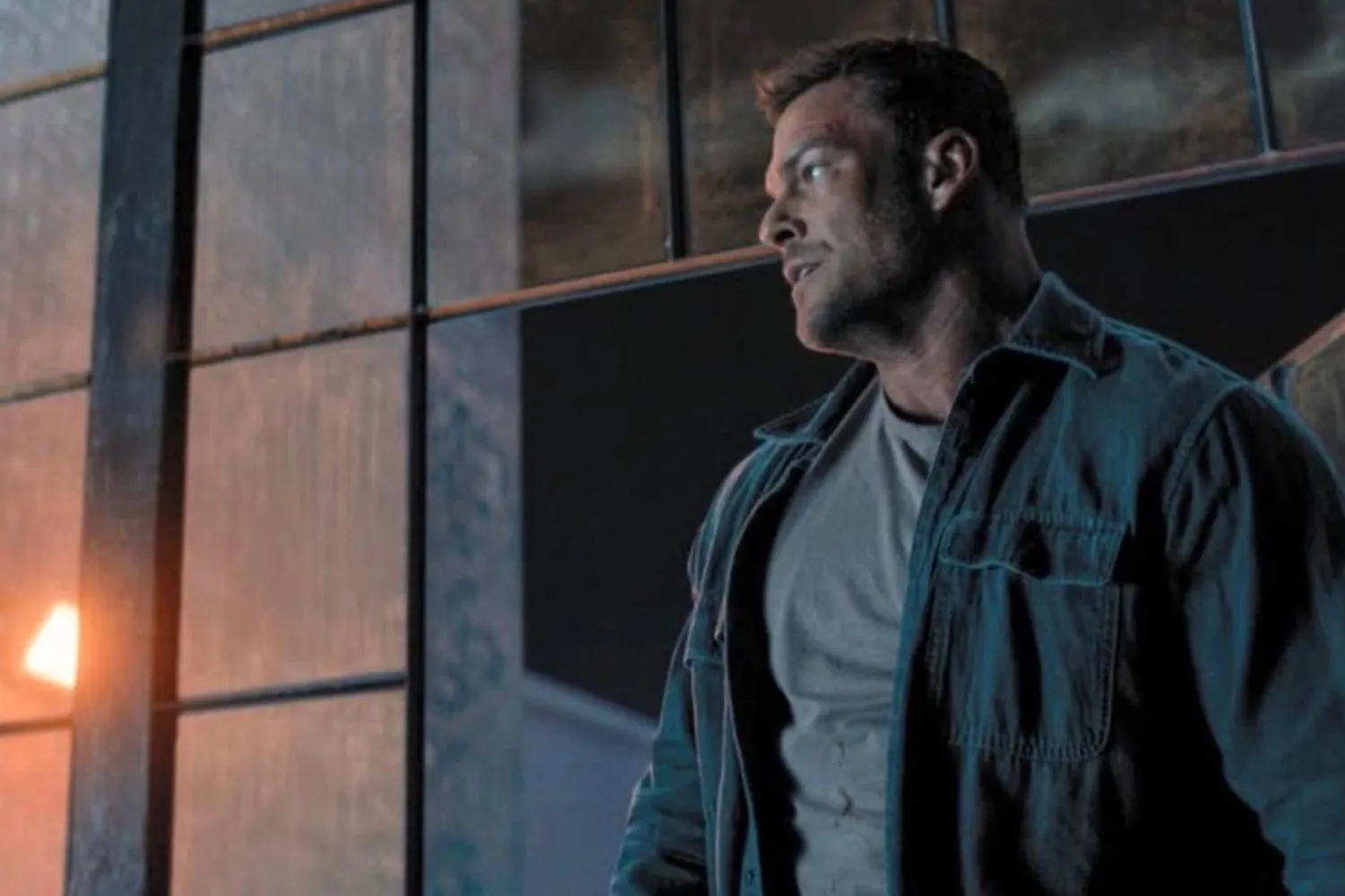 43 yaşındaki Amerikalı aktör Alan Ritchson, geçen yıl vizyona giren Oyun Buluşması (Playdate) ve Guy Ritchie imzalı Gayribeyefendi Savaş Dairesi'yle (The Ministry of Ungentlemanly Warfare) de tanınıyor (Amazon Prime Video)
