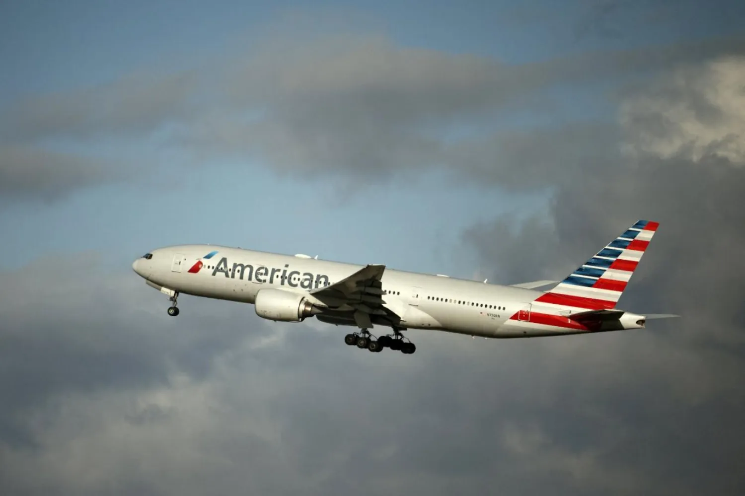 Baltimore'la Miami arasındaki American Airlines uçuşunda bir kadın, diğer yolcuların önünde soyunduğu ve uygunsuz davranışlarda bulunduğu iddiasıyla gözaltına alındı ​​(Reuters)