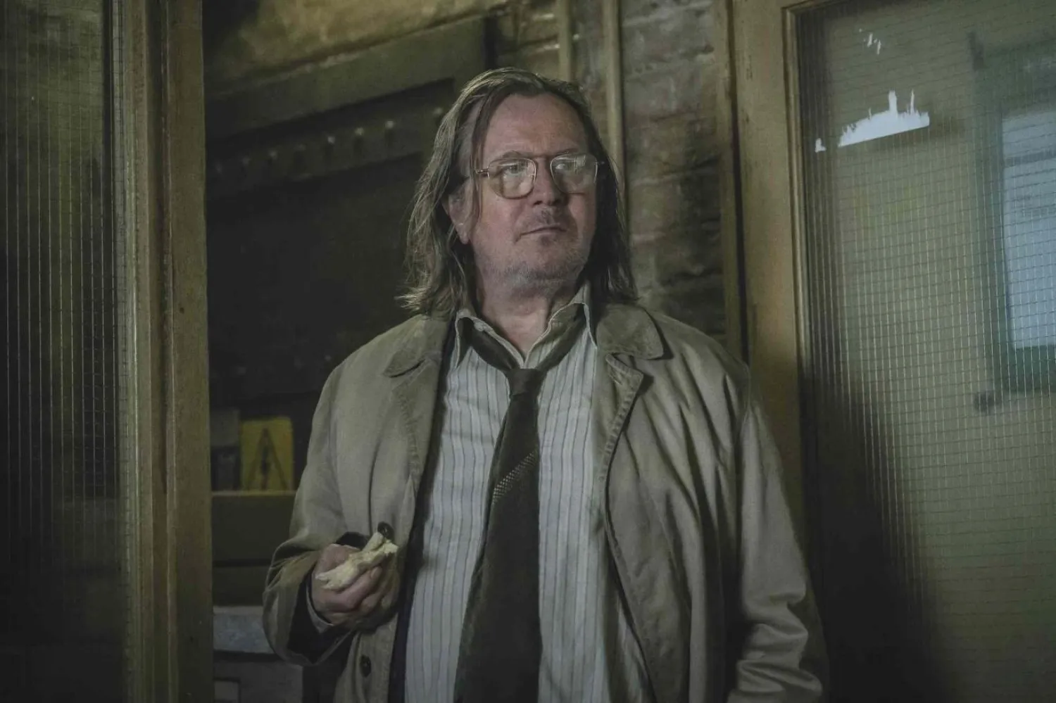 En Karanlık Saat'teki (Darkest Hour) performansıyla Oscar kazanan 68 yaşındaki Gary Oldman, Slow Horses'ta pasaklı, sivri dilli, alkolik MI5 ajanı Jackson Lamb rolünde (Apple)