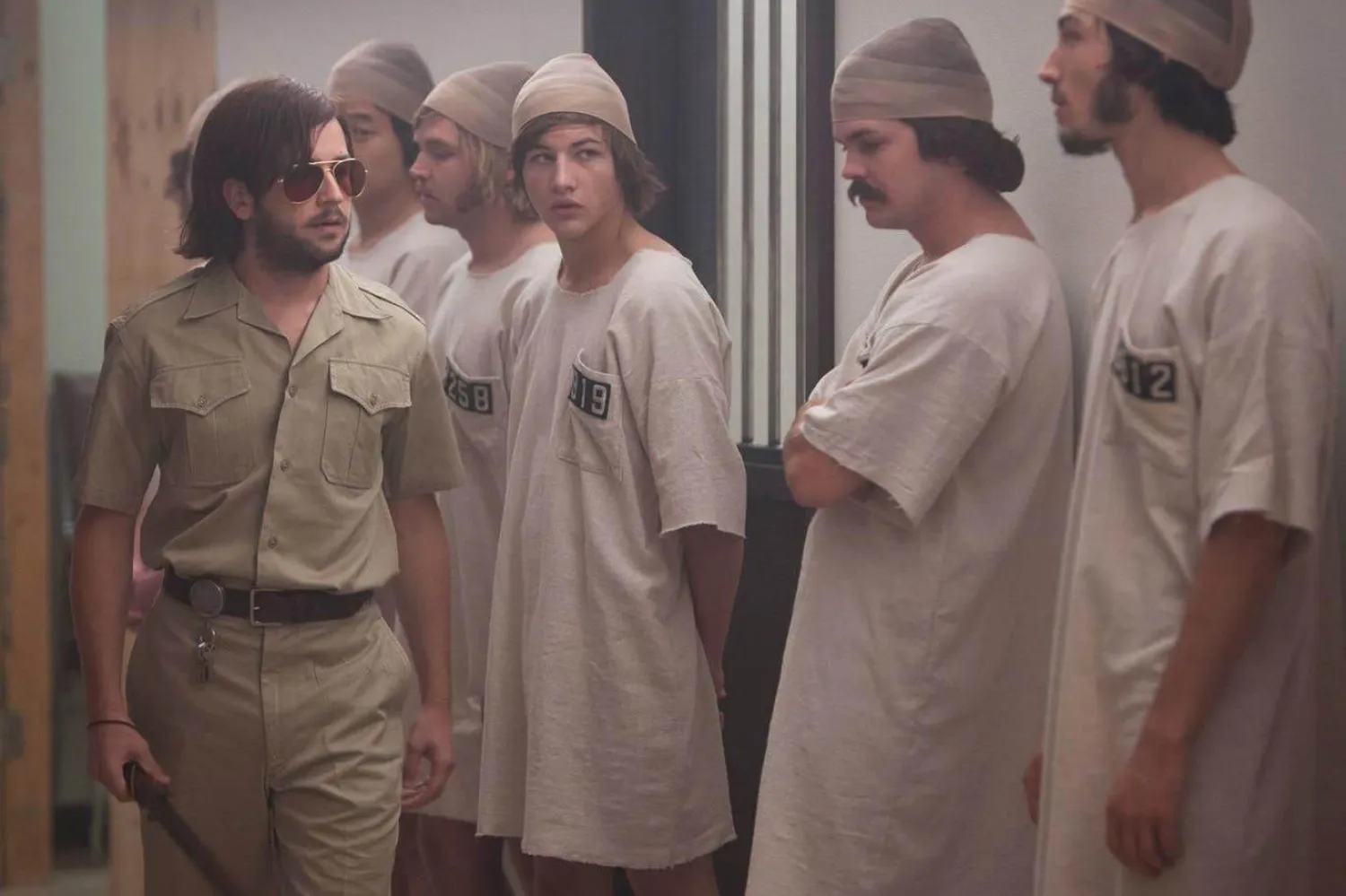 2016 tarihli film, Philip Zimbardo'nun Kaliforniya'daki Stanford Üniversitesi’nde 1971'de yürüttüğü meşhur projenin, katılımcılar üzerinde nasıl yıkıcı bir etki yarattığını gösteriyor (IFC Films)