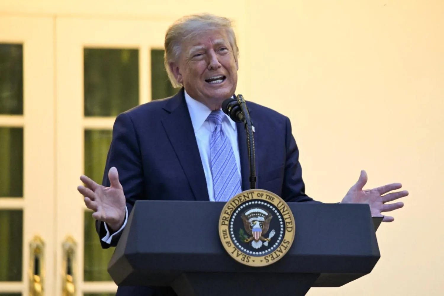 Donald Trump, doğal ortam tutkunları ve sektör yöneticileri için Gül Bahçesi'nde düzenlenen akşam yemeğinde konuklara, ABD Başkanı olarak onların balık tutmasını yasaklayacak kadar güçlü olduğunu söyledi (Reuters)