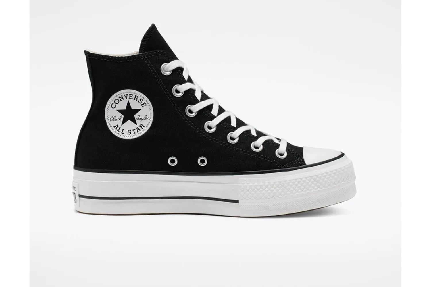 Converse, spor ayakkabı reklamındaki imgelerin KKK ve linç olaylarını çağrıştırdığının internette eleştirilmesi üzerine özür dileyerek reklamı yayından kaldırdı (Converse)