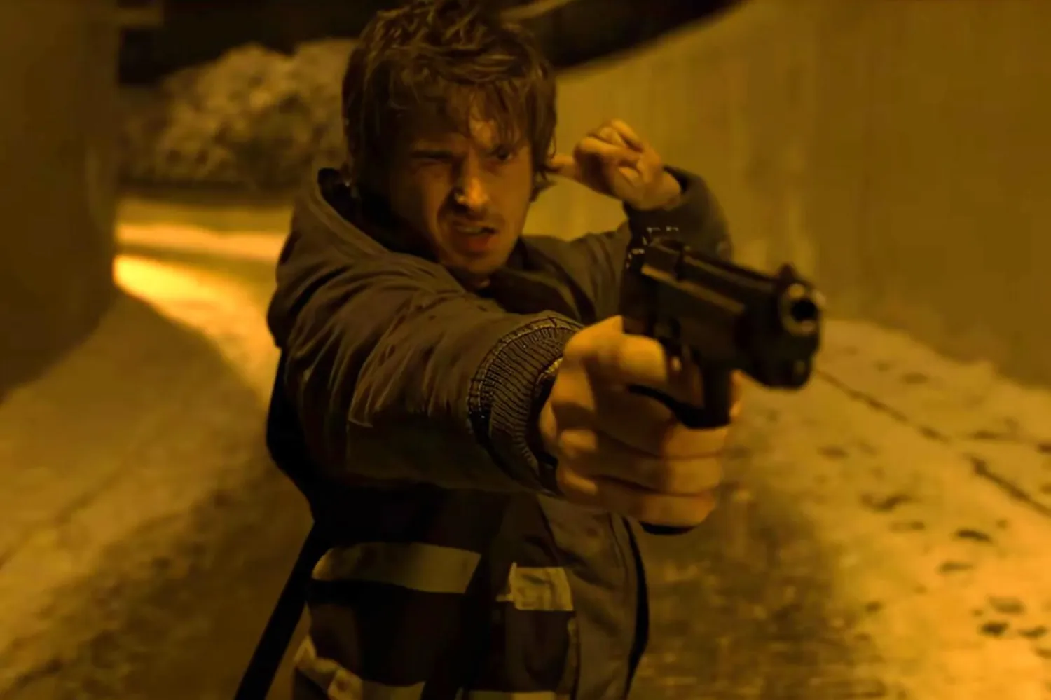 Resident Evil'da Euphoria ve Silahlar'la tanınan 30 yaşındaki Austin Abrams'ın canlandırdığı tıbbi kurye Bryan, sıradan bir teslimat gecesinde kendisini kaderin acımasız oyununun ortasında buluyor (Sony Pictures Releasing)