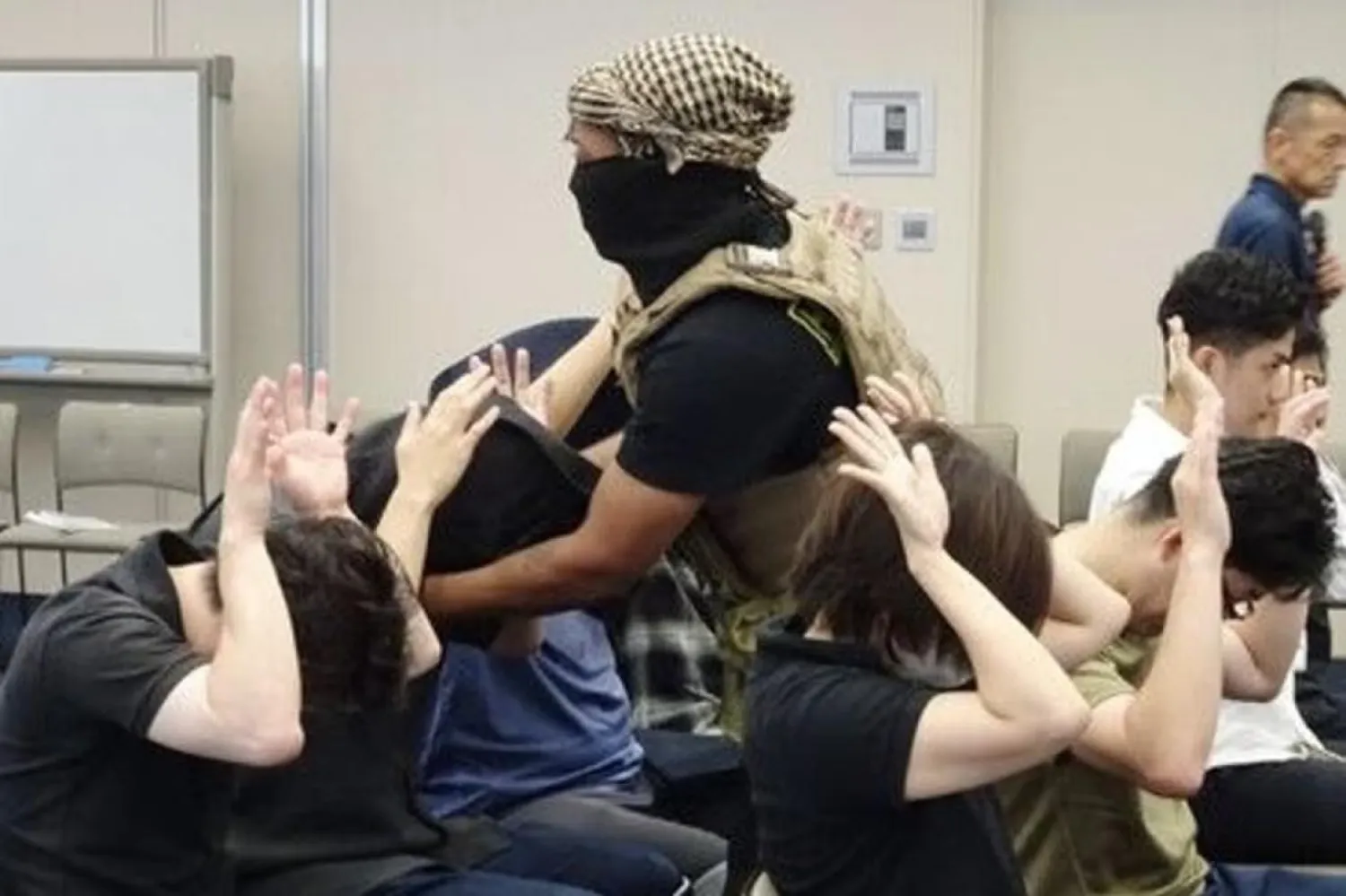 Japonya Dışişleri Bakanlığı, tatbikatta kullanılan kıyafetler Ortadoğulu veya Müslüman bir "teröriste" dair kalıp yargıları yansıttığı için eleştirildi (X/MofaJapan_jp)