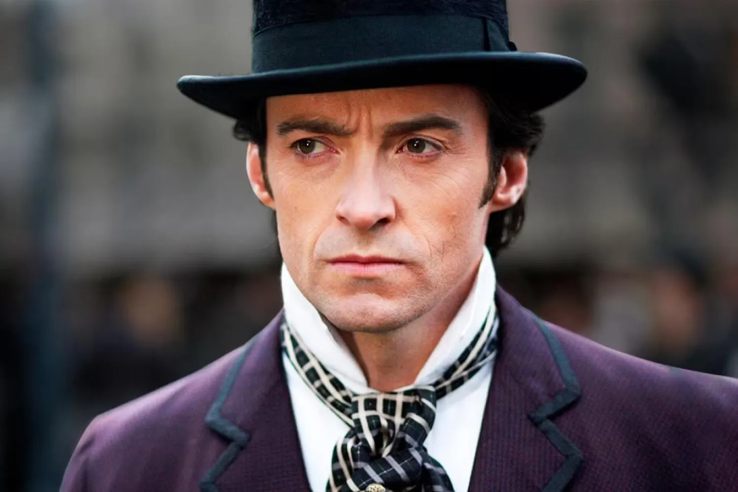 Oscar adayı Hugh Jackman, Christopher Nolan'ın 2006 tarihli filmi Prestij'de, eşi Julia'nın bir gösteri sırasındaki trajik ölümünden sorumlu tuttuğu Alfred Borden'dan intikam almak isteyen Robert Angier rolündeydi (Warner Bros.)