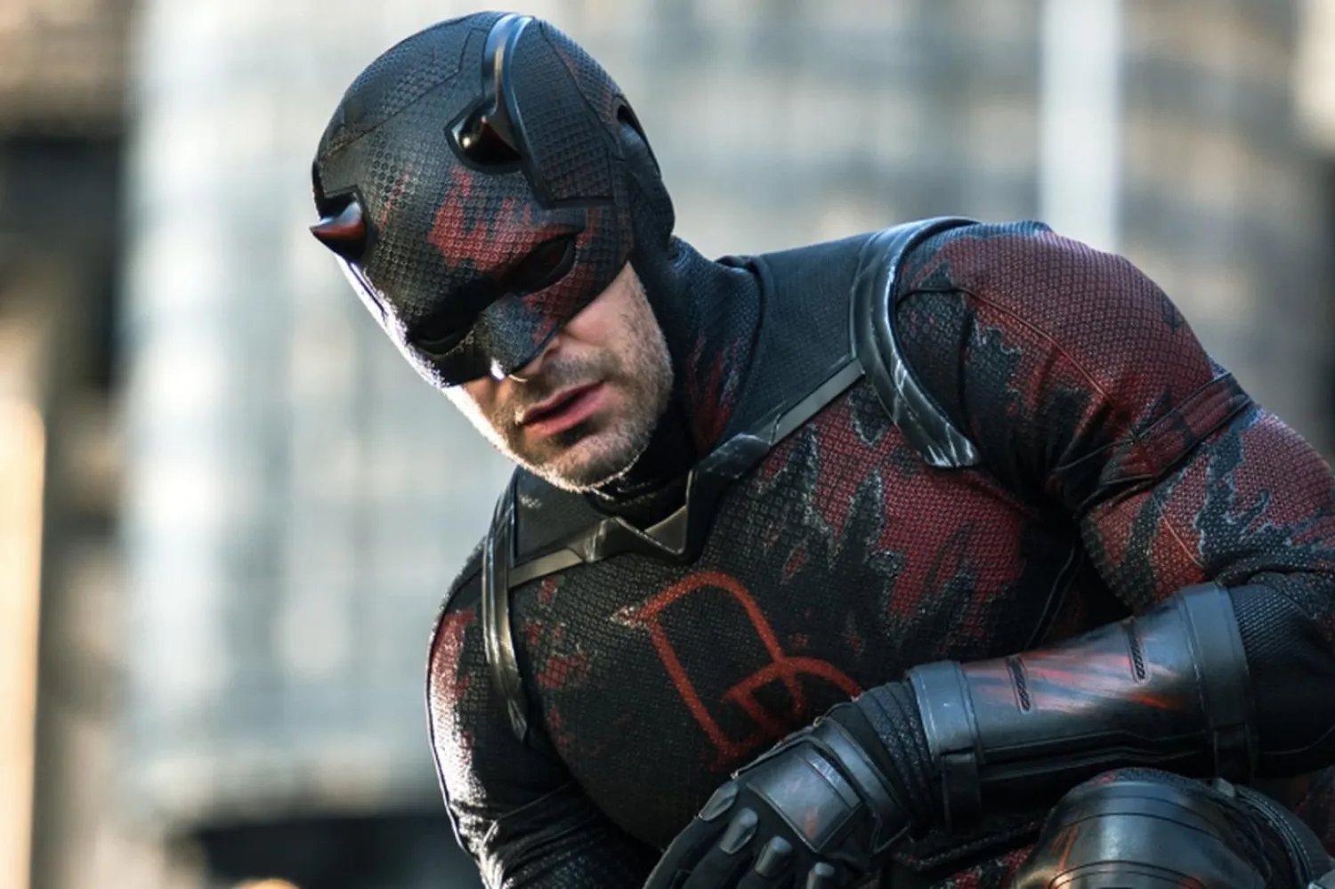 43 yaşındaki Charlie Cox, Daredevil: Born Again'de gündüzleri görme engelli avukat Matt Murdock, geceleriyse New York sokaklarında suçla savaşan süper kahraman Daredevil rolünde (Disney+)