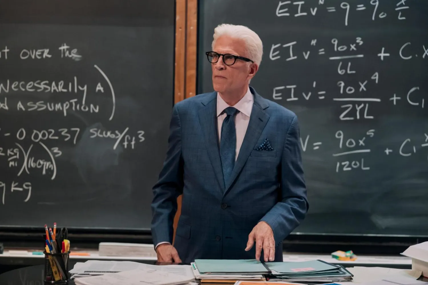 Ted Danson, A Man on the Inside'da eşini kaybetmiş ve hayatına yeniden bir amaç arayan emekli profesör Charles Nieuwendyk rolünde (Netflix)
