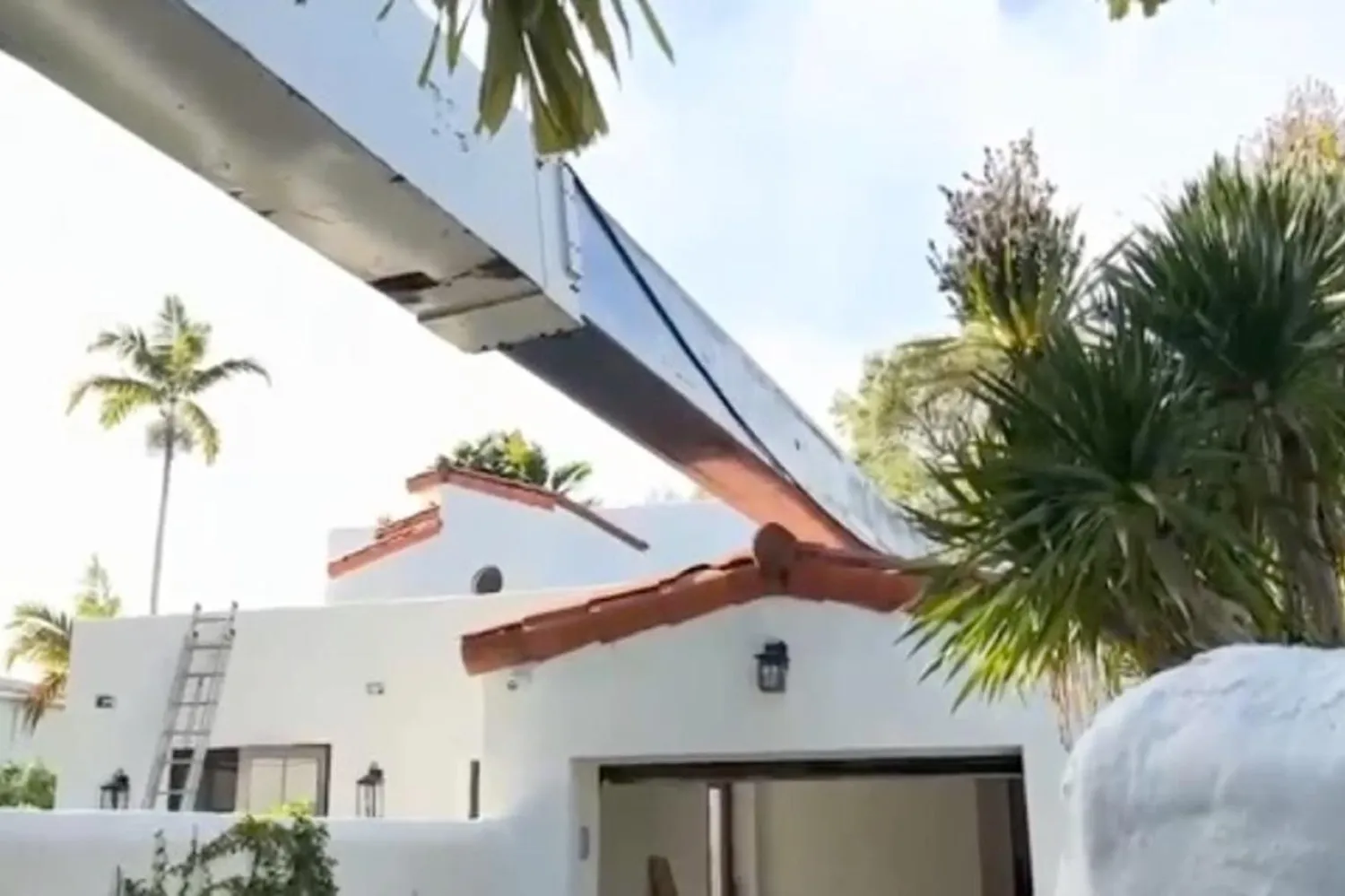 Florida'nın Fort Lauderdale kentindeki bir eve düşen vinci kaldırmaya çalışan itfaiye ekiplerinin kullandığı ikinci vinç de evin üzerine devrildi (Fort Lauderdale İtfaiye ve Kurtarma)