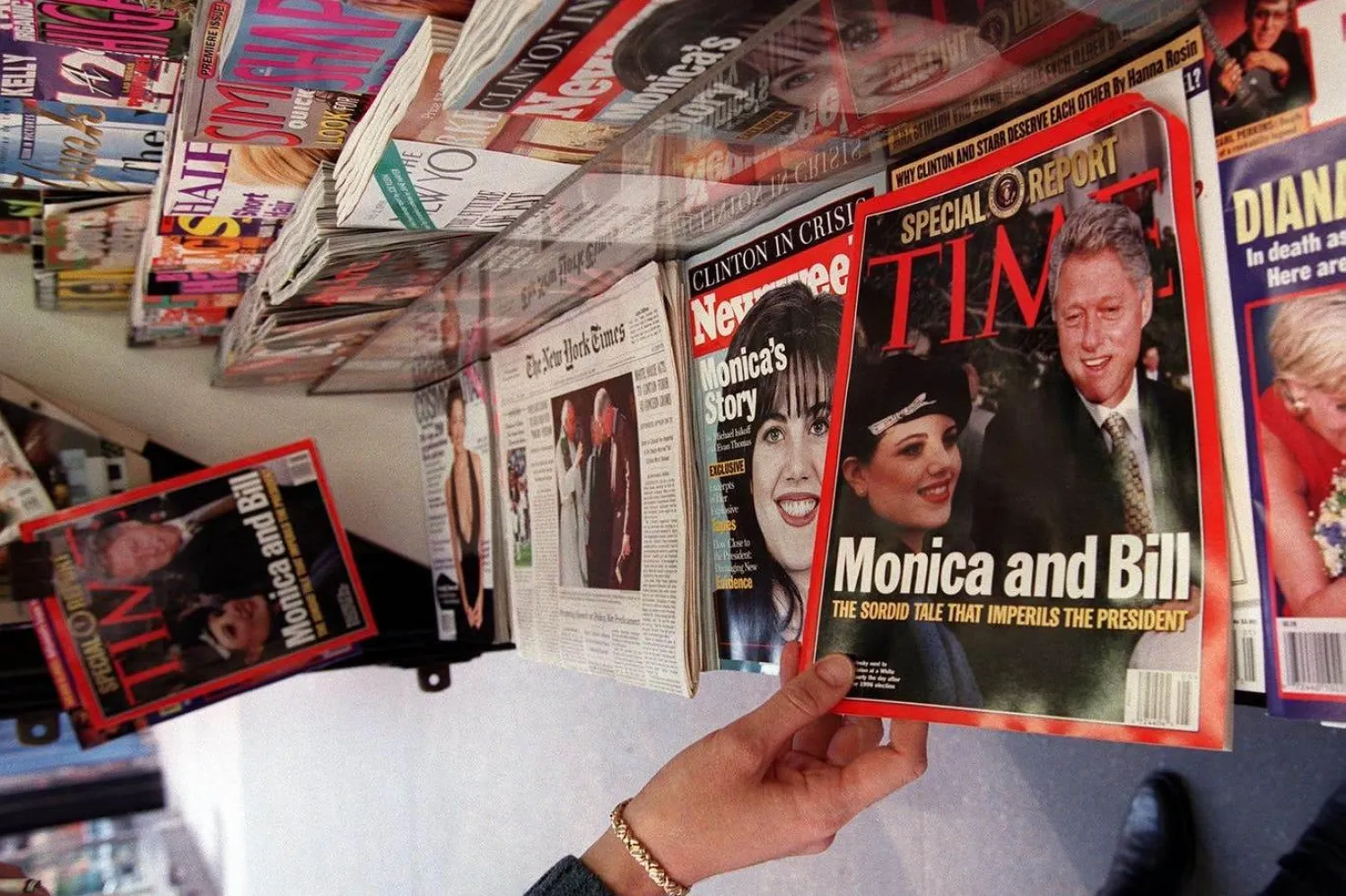 Genç bir çalışanla yaşadığı ilişki nedeniyle başkanlığı karmaşaya sürüklenen Bill Clinton, tıpkı ABD Başkanı Donald Trump'ın yakın zamanda yaptığı gibi basının Beyaz Saray'a girişini zaman zaman yasaklamak istediğini ancak bundan kaçındığını itiraf etti (AFP)
