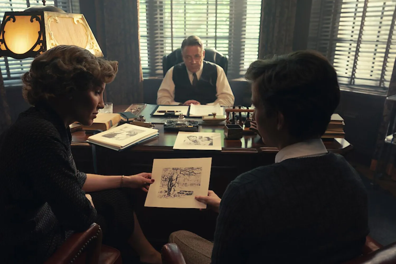 Russell Crowe (ortada), Netflix Türkiye'de de bir numaraya çıkan Unabomber'da Harvard Üniversitesi'nde görev yapan ve Ted Kaczynski üzerinde tartışmalı psikolojik deneyler yürüten psikoloji profesörü Henry Murray rolünde (Netflix)