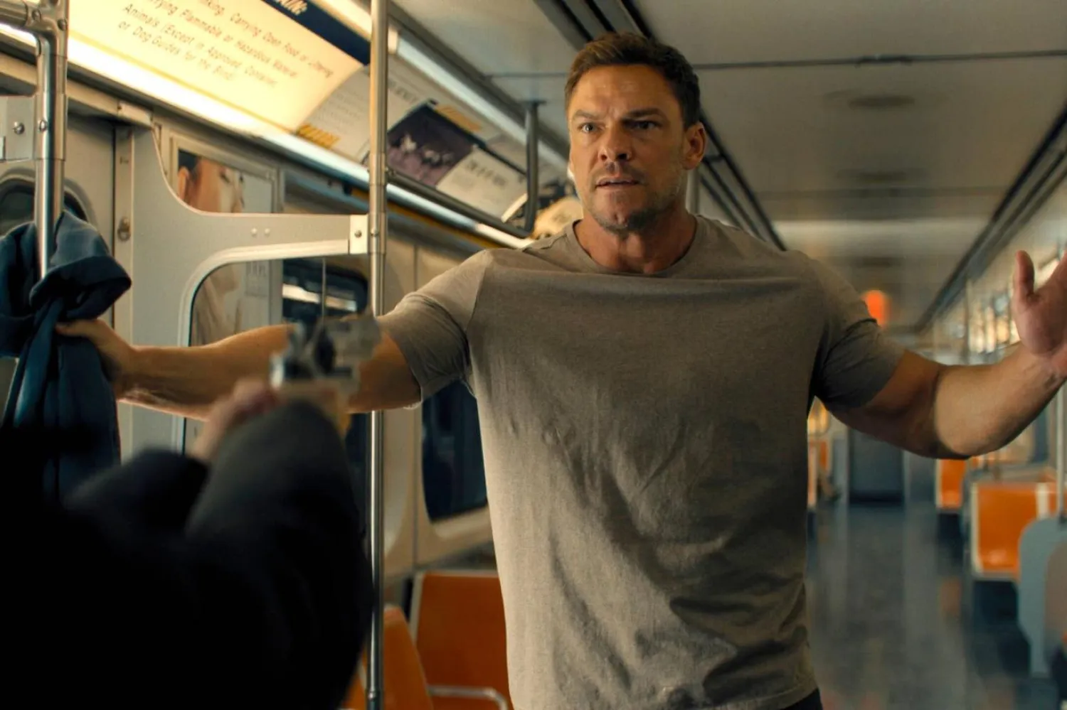 43 yaşındaki Amerikalı aktör Alan Ritchson, 2025 yapımı Oyun Buluşması (Playdate) ve Guy Ritchie imzalı Gayribeyefendi Savaş Dairesi'yle (The Ministry of Ungentlemanly Warfare) de tanınıyor (Amazon Prime Video)