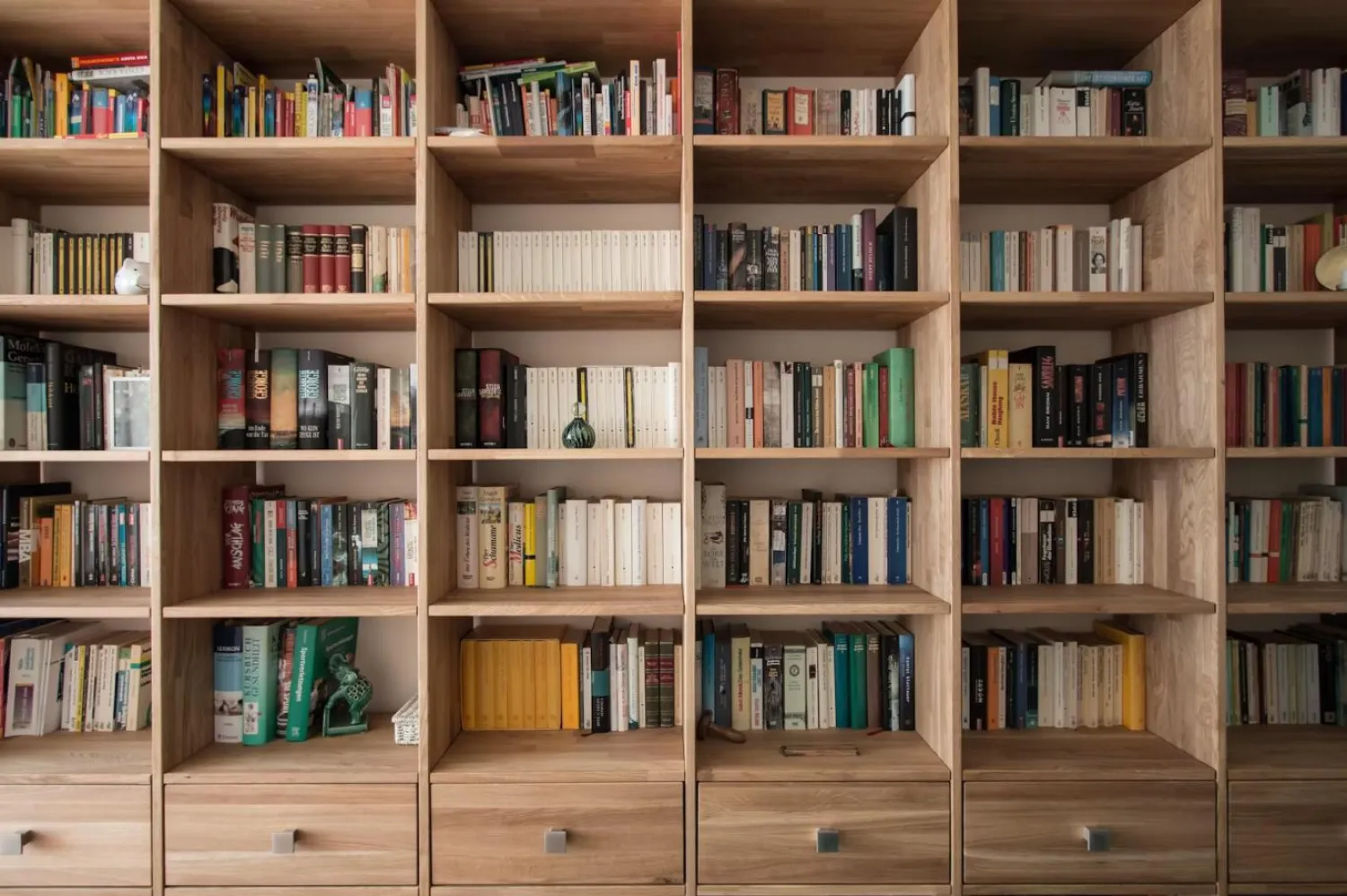 19. yüzyılda yayımlanan Jane Eyre, özellikle sınıfsal çatışmaları, erkek egemen toplumu ve dini baskıları gerçekçi şekilde tasvir etmesiyle ünlü (Unsplash)