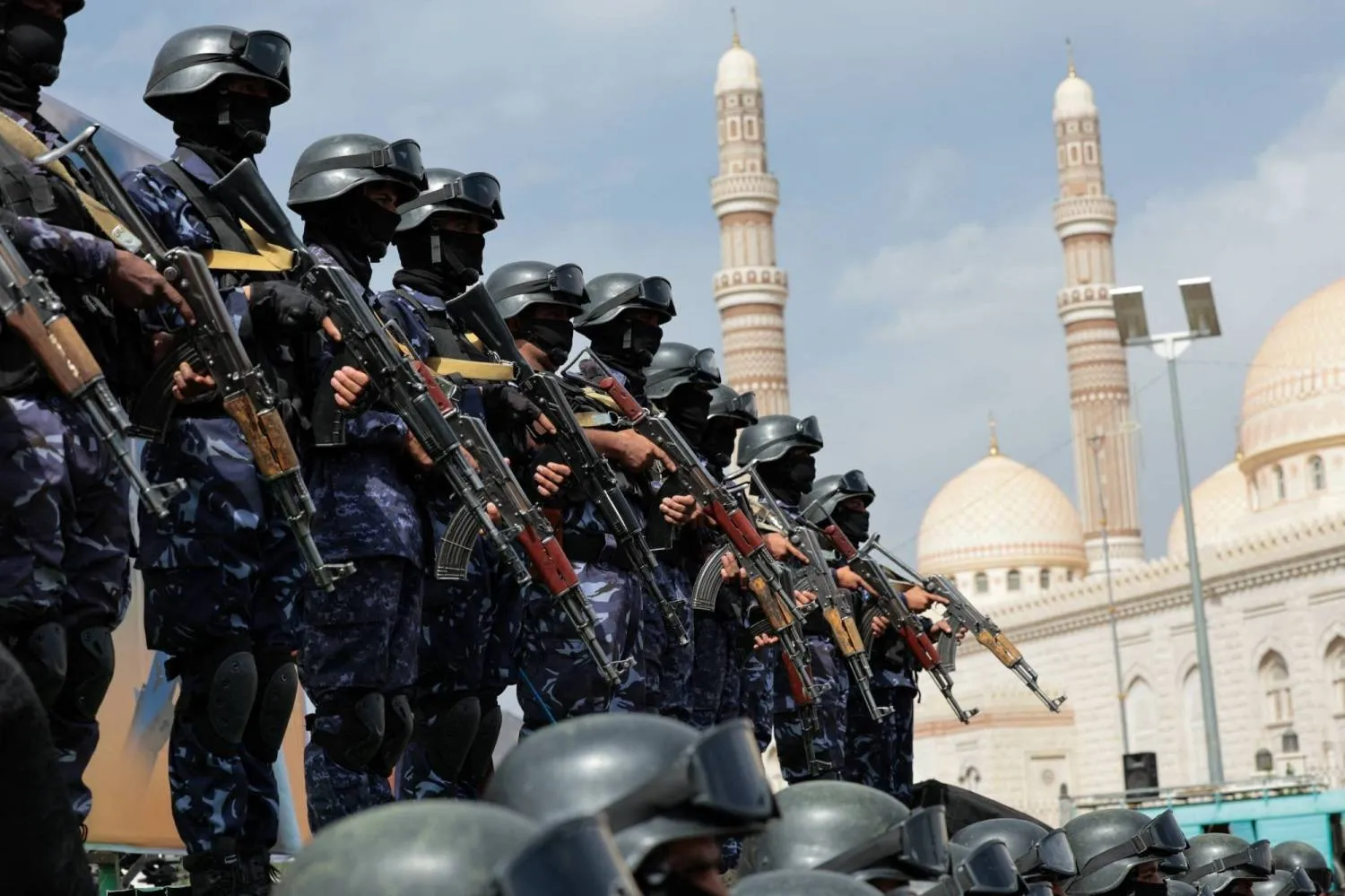 عناصر حوثيون يحرسون تجمعاً لأنصار الجماعة يؤيد العمليات العسكرية ضد الحكومة (رويترز)
