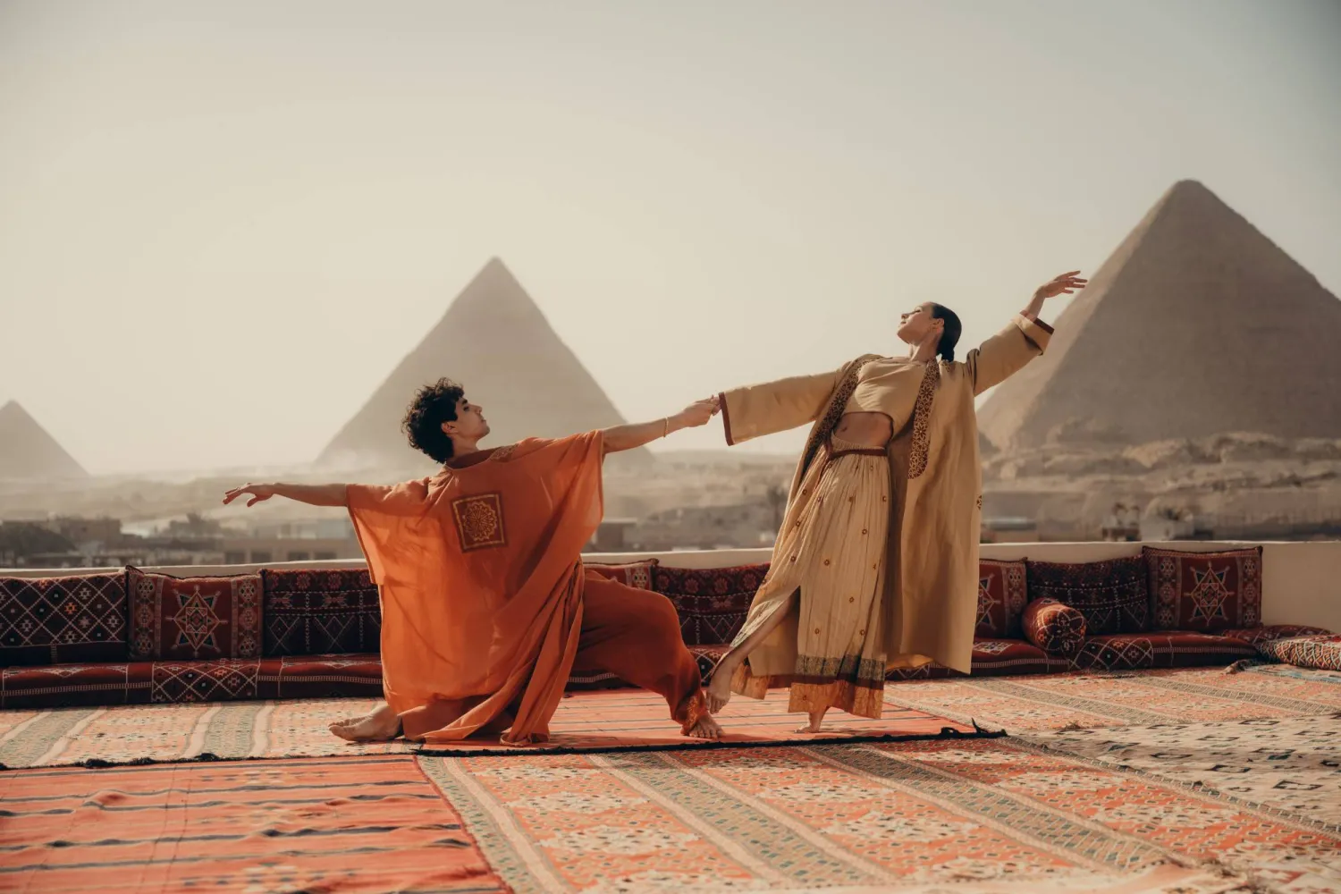 لقطة تجمع الراقصين سيزار كوراليس وفرانشيسكا هايوارد والأهرامات (تصوير: منار جاد)