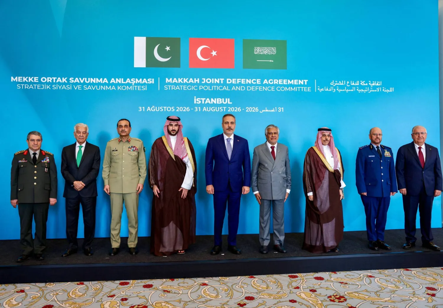 وزراء الخارجية والدفاع ورؤساء الأركان في السعودية وتركية وباكستان في صورة جماعية قبل اجتماع لجنة الاستراتيجية السياسية والدفاعية لـ"افتقاية مكة" في إسطنبول (أ.ب)