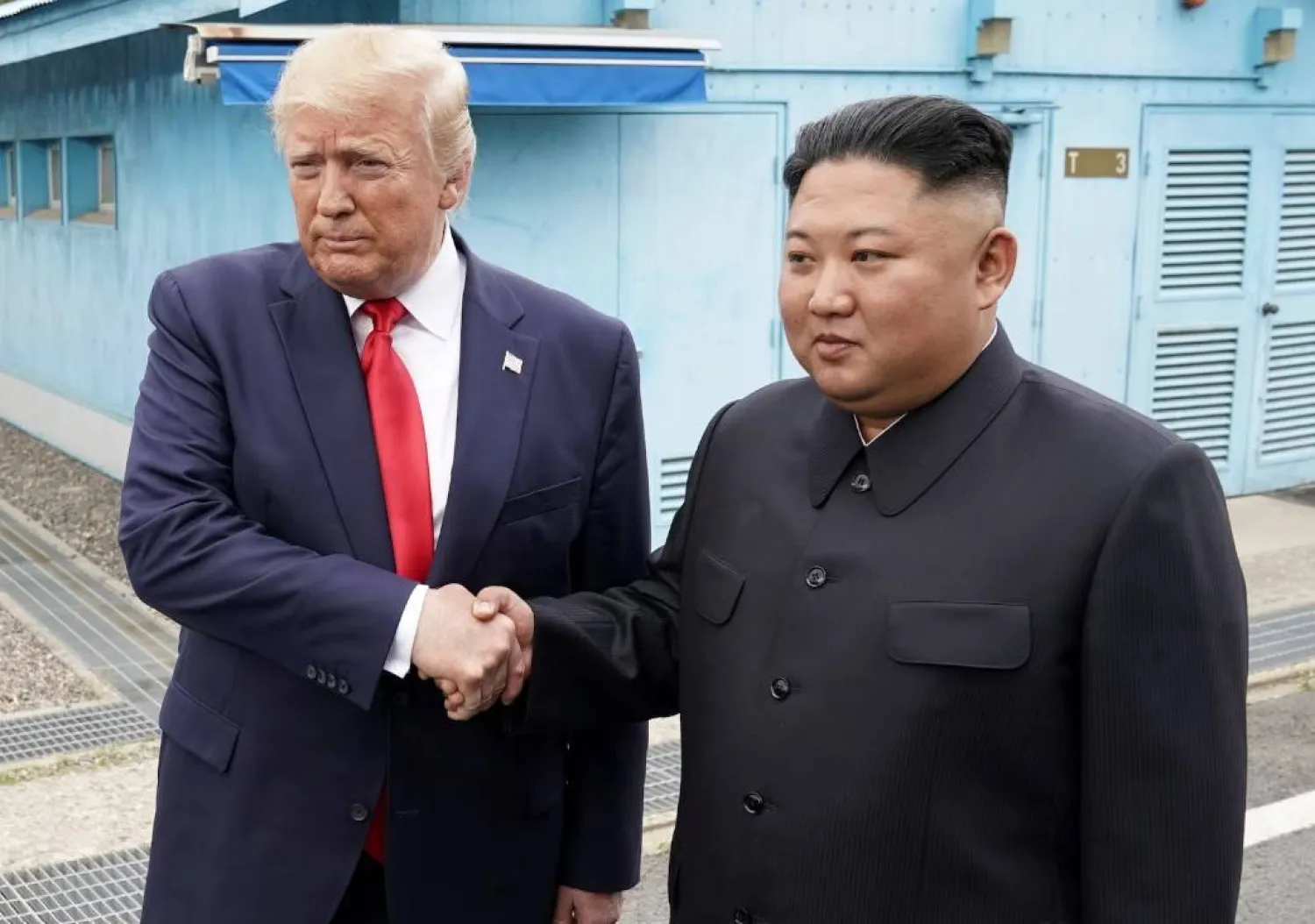 الرئيس الأميركي دونالد ترمب يلتقي الزعيم الكوري الشمالي كيم جونغ أون في المنطقة منزوعة السلاح الفاصلة بين الكوريتين في بانمونجوم بكوريا الجنوبية عام 2019 (رويترز)