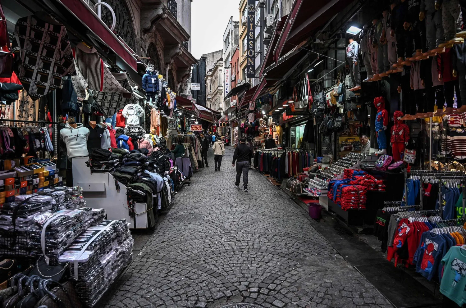 Pedestrians walk in the Mahmutpasa district, one of Istanbul's biggest textile shopping centers, near the Grand Bazaar, Istanbul, Türkiye, Nov. 24, 2021. (AFP) 