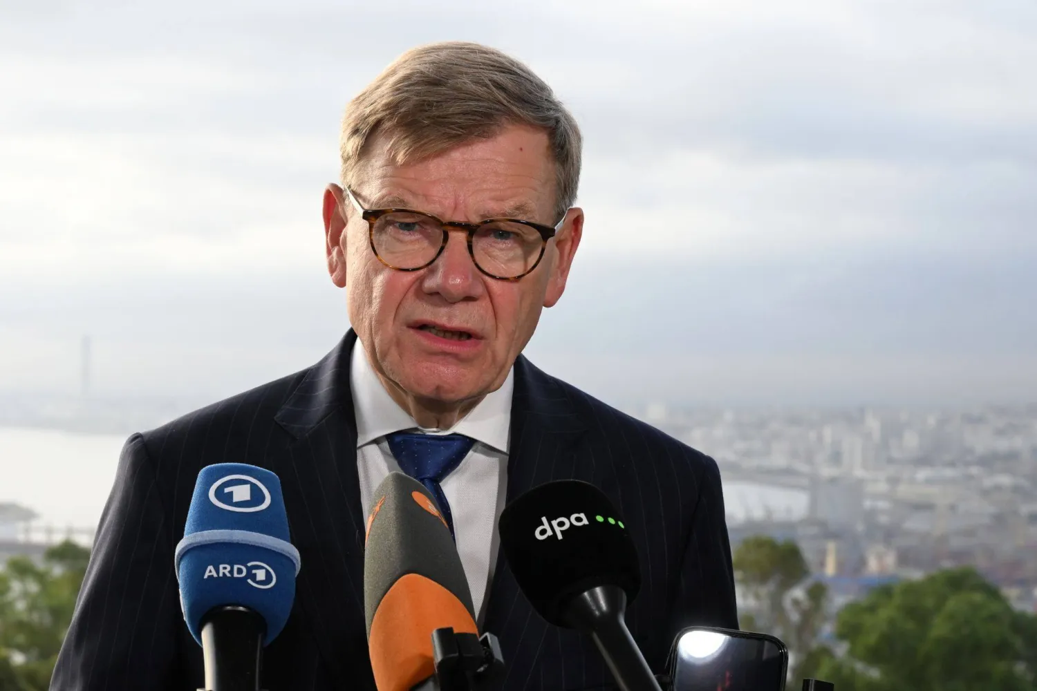 01 September 2026, Algeria, Algiers: Johann Wadephul, German Minister of Foreign Affairs, makes a press statement at a hotel in Algiers. (dpa)