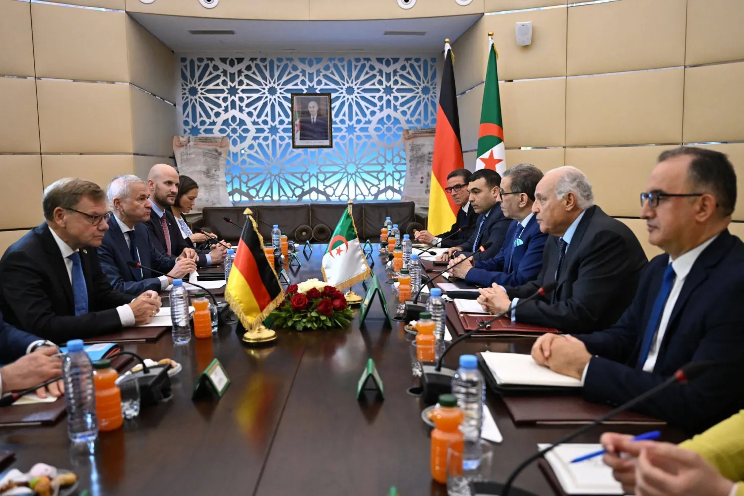 وزير الخارجية الألماني يوهان فاديفول والوفد المرافق خلال مباحثاته مع المسؤولين الجزائريين (د.ب.أ)