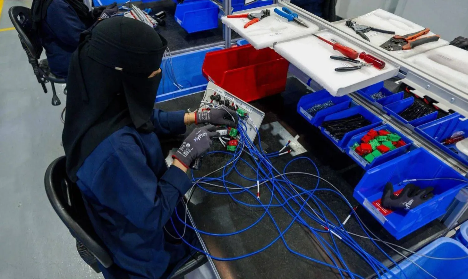 جانب من توطين مكونات صناعة المياه وتقنياتها الاستراتيجية في السعودية (واس)