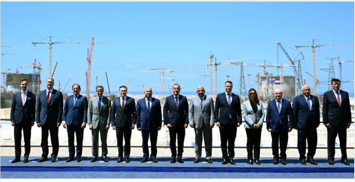 مسؤولون مصريون وروس خلال فعالية تركيب وعاء ضغط المفاعل للوحدة النووية الثانية بمحطة الضبعة في يوليو الماضي (صفحة مجلس الوزراء على فيسبوك)
