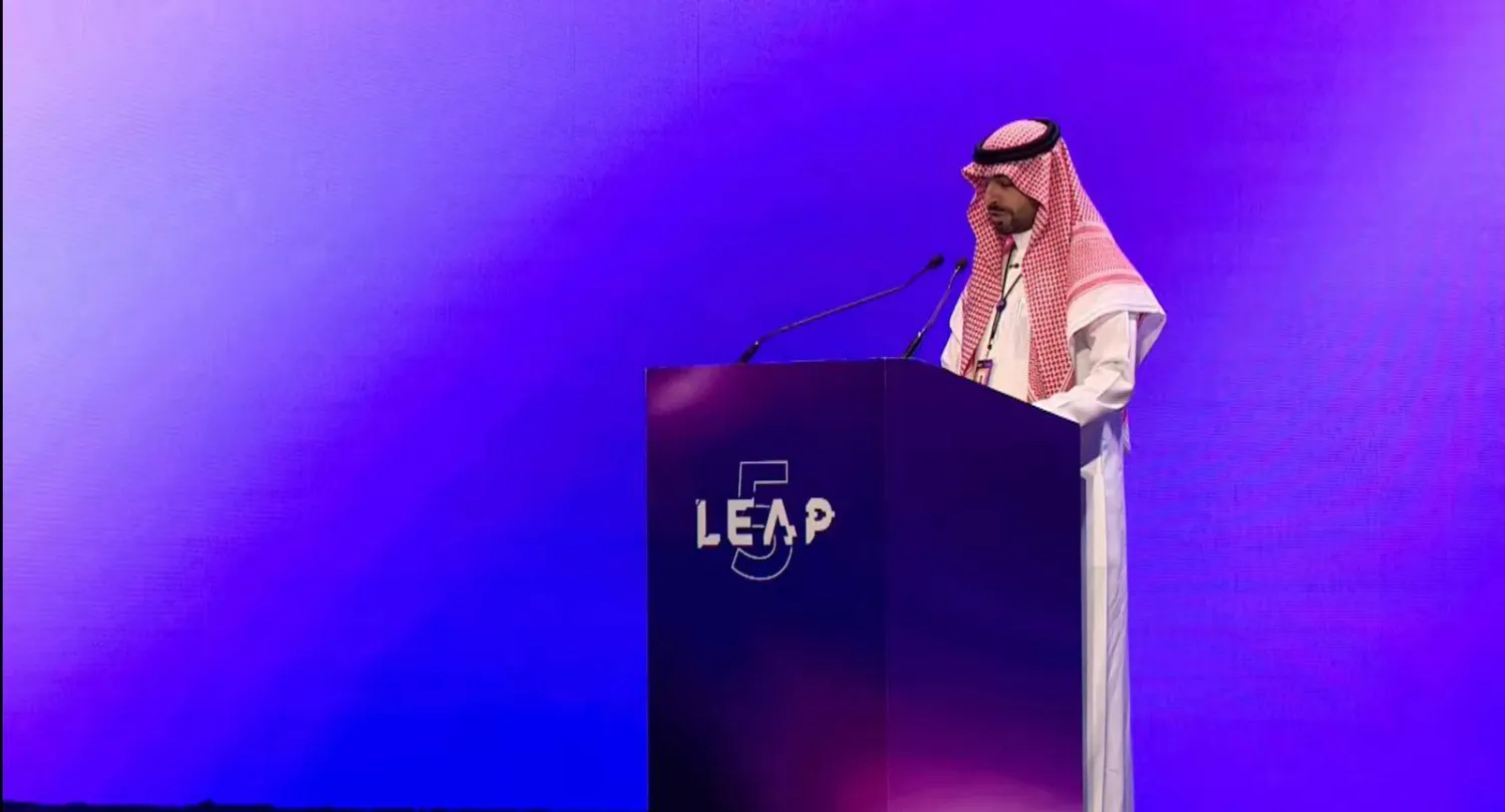 محافظ هيئة الحكومة الرقمية السعودية أحمد الصويان خلال إلقاء خطابه في «ليب 26» (الشرق الأوسط)
