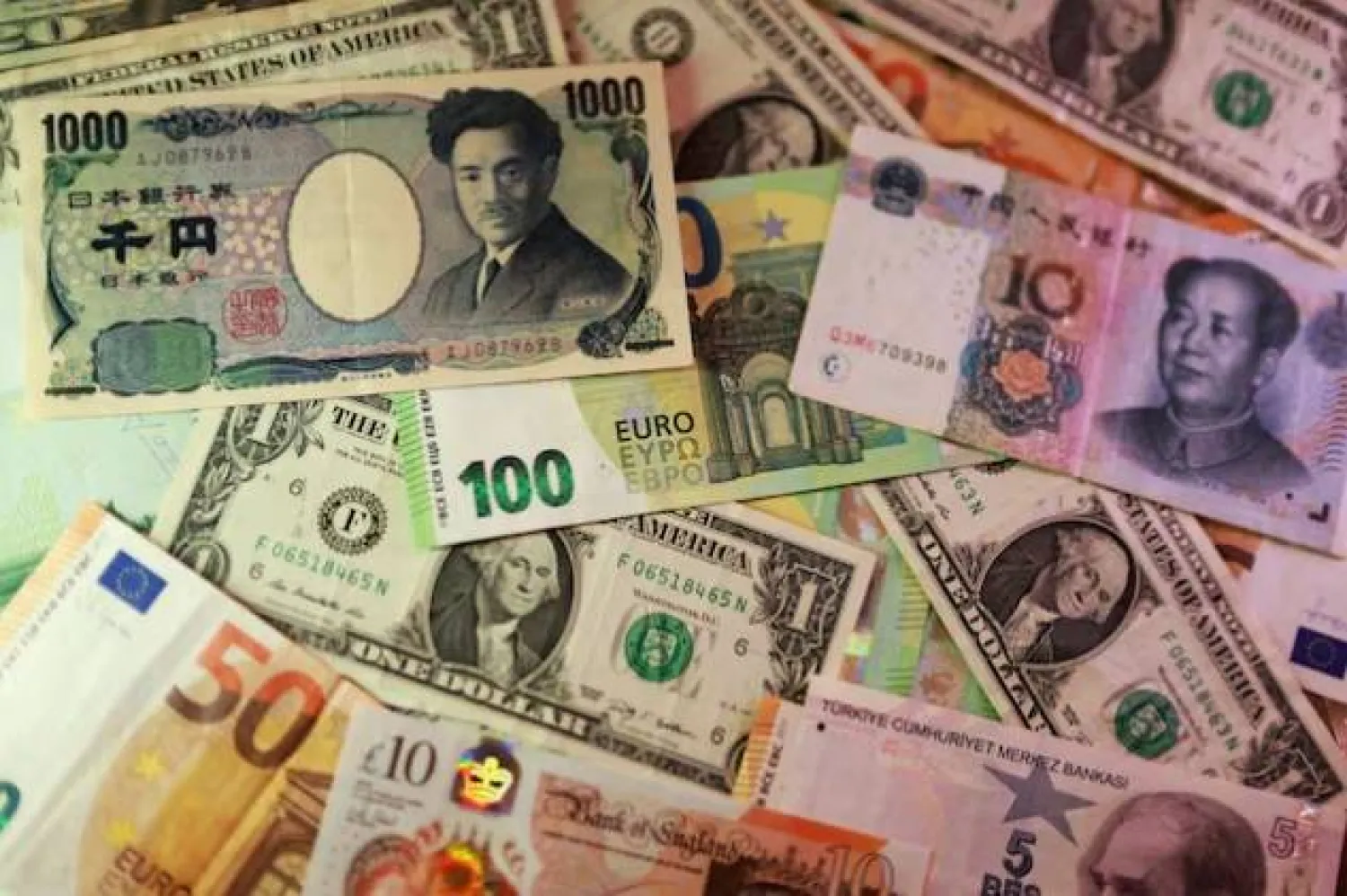 أوراق نقدية من الدولار واليورو والين والجنيه الإسترليني والليرة التركية واليوان (رويترز)