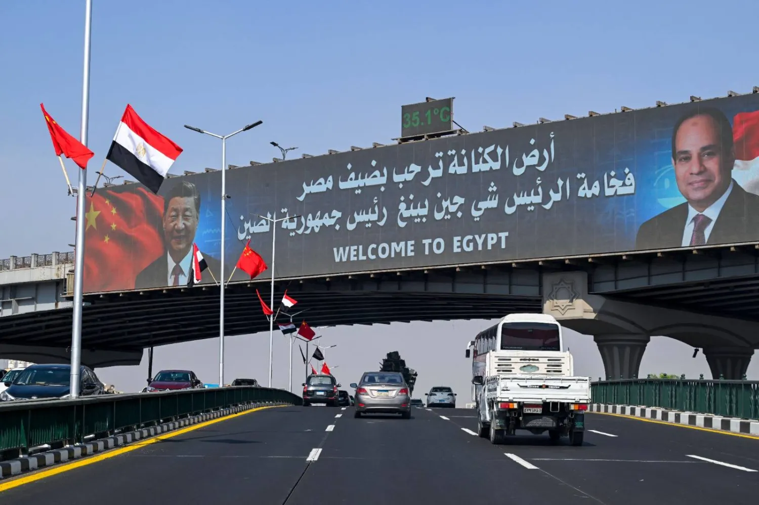 شاشة كبيرة في القاهرة تعرض صورتي الرئيسين المصري عبد الفتاح السيسي والصيني شي جين بينغ (أ.ف.ب)