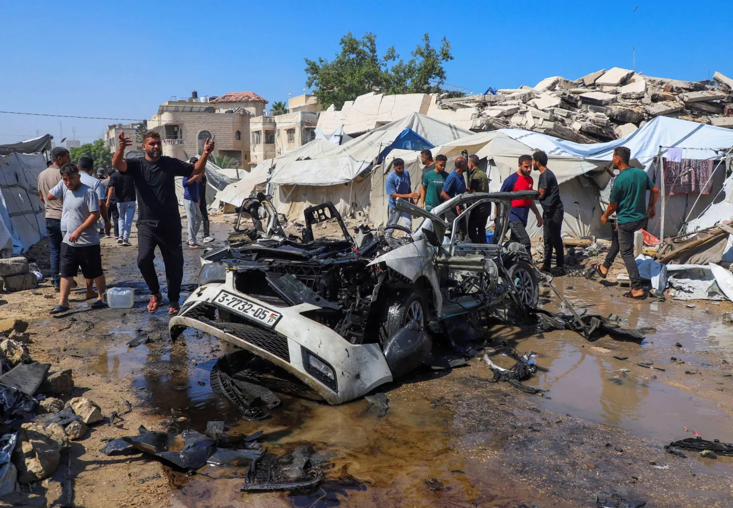 فلسطينيون يتجمعون في موقع ضربات إسرائيلية وإطلاق نار في مدينة غزة - 1 سبتمبر 2026 (رويترز)
