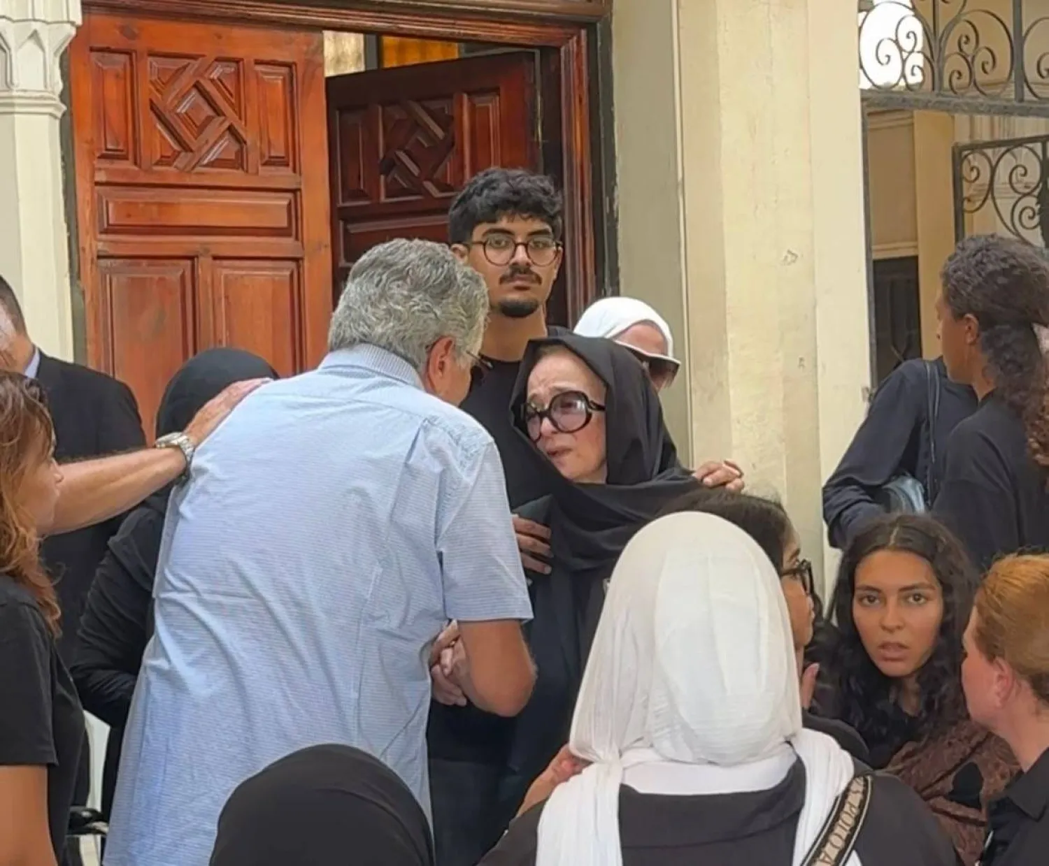 عبد الحكيم عبد الناصر يواسي نجلاء فتحي (الشرق الأوسط)