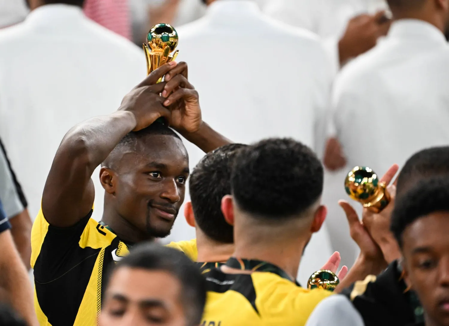 ديابي محتفلاً ببطولة كأس الملك مع الاتحاد (تصوير: علي خمج)