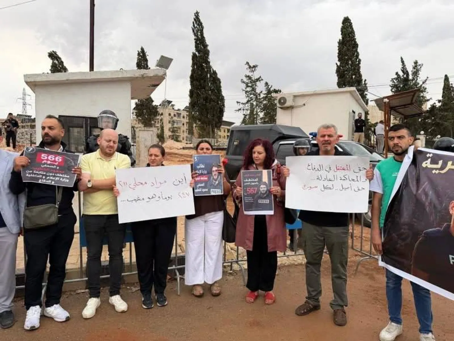 وقفة لإعلاميات وإعلاميين في مدينة حلب دفاعاً عن اثنين من زملائهم المغيبين منذ شهور (مواقع التواصل)