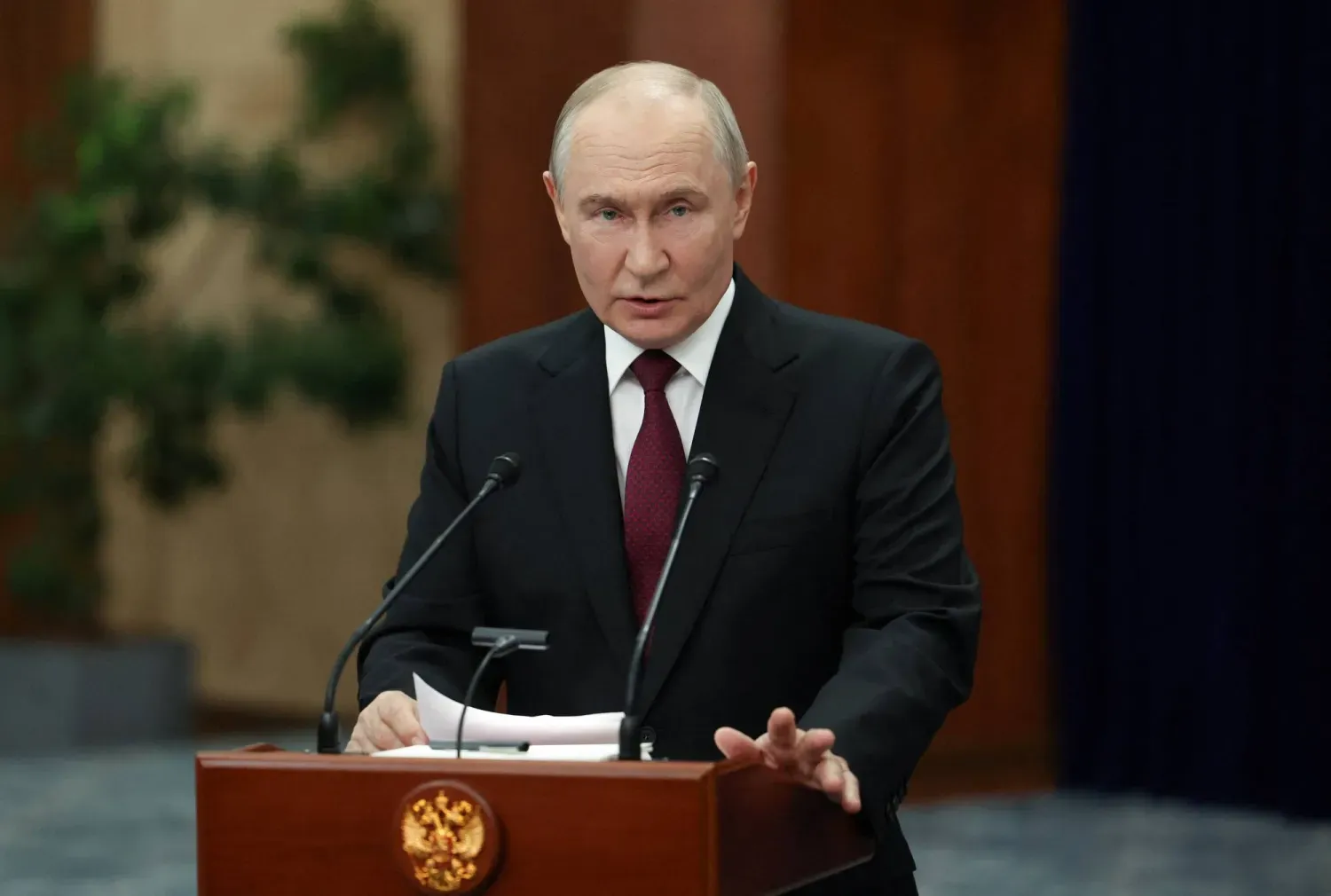 Rusya Devlet Başkanı Vladimir Putin basın toplantısında konuşuyor (Reuters)