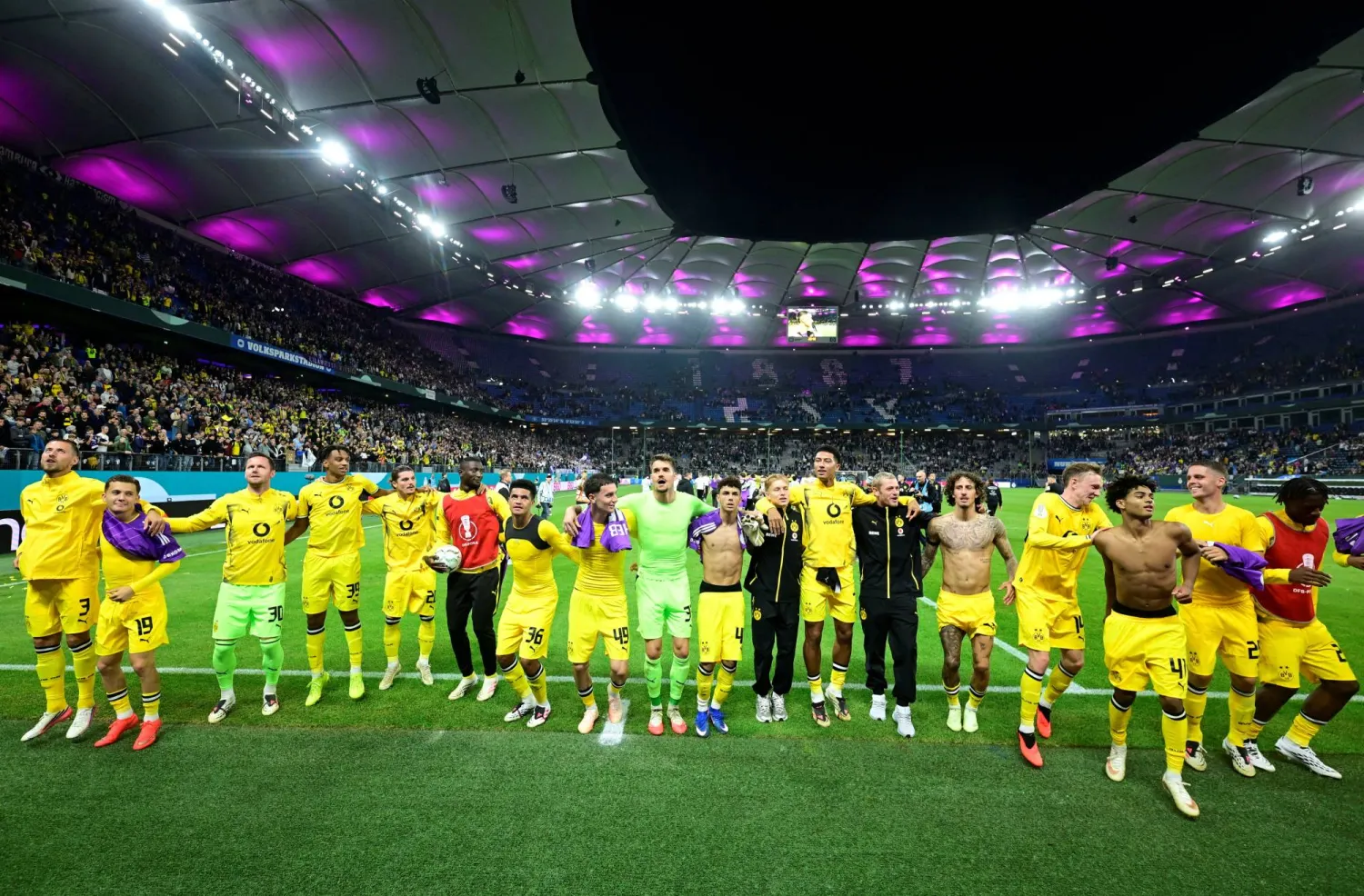 لاعبو بوروسيا دورتموند يحيون جماهيرهم الزائرة بهامبورغ (رويترز)