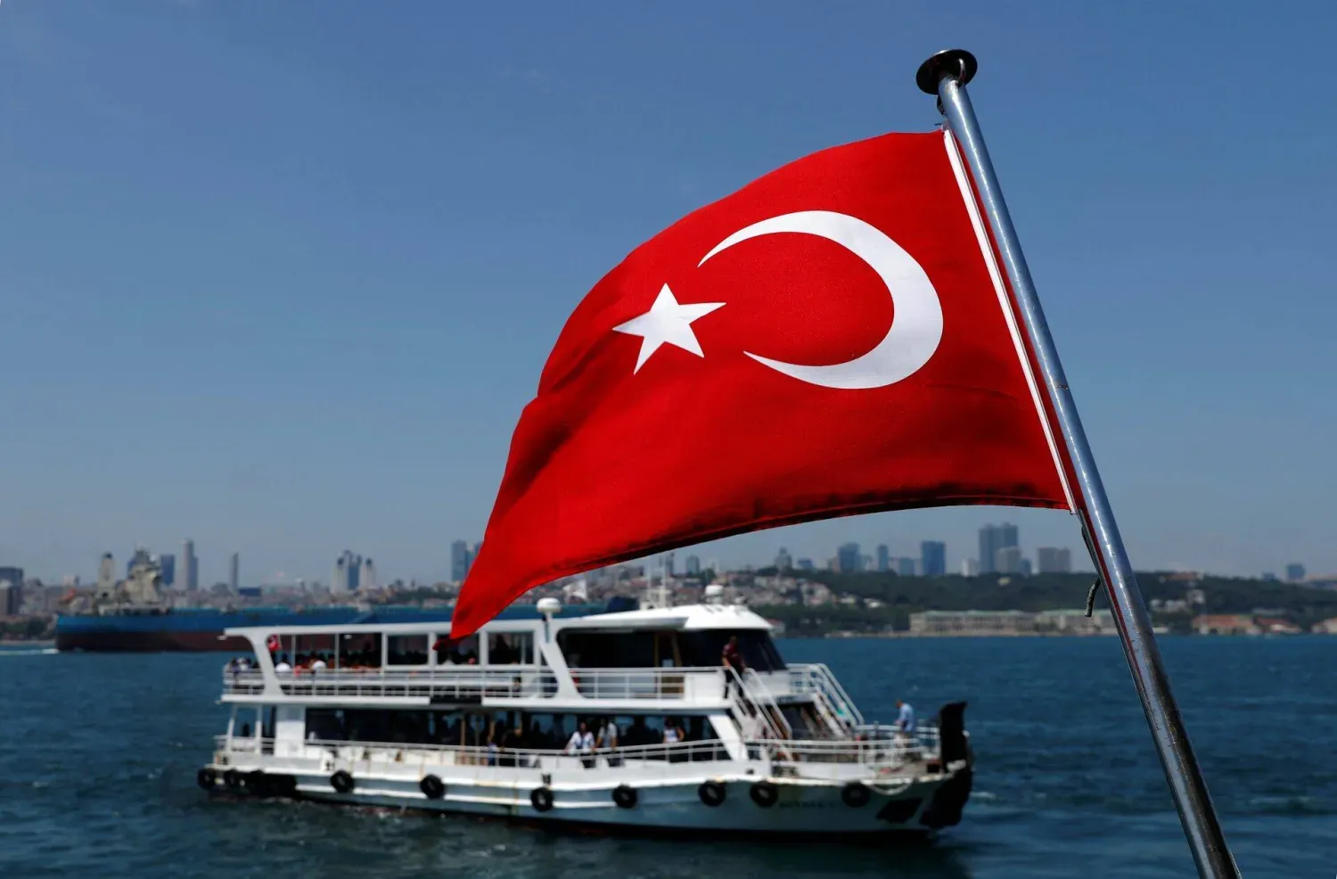 Arka planda vapur bulunan Türk bayrağı (Arşiv- Reuters)